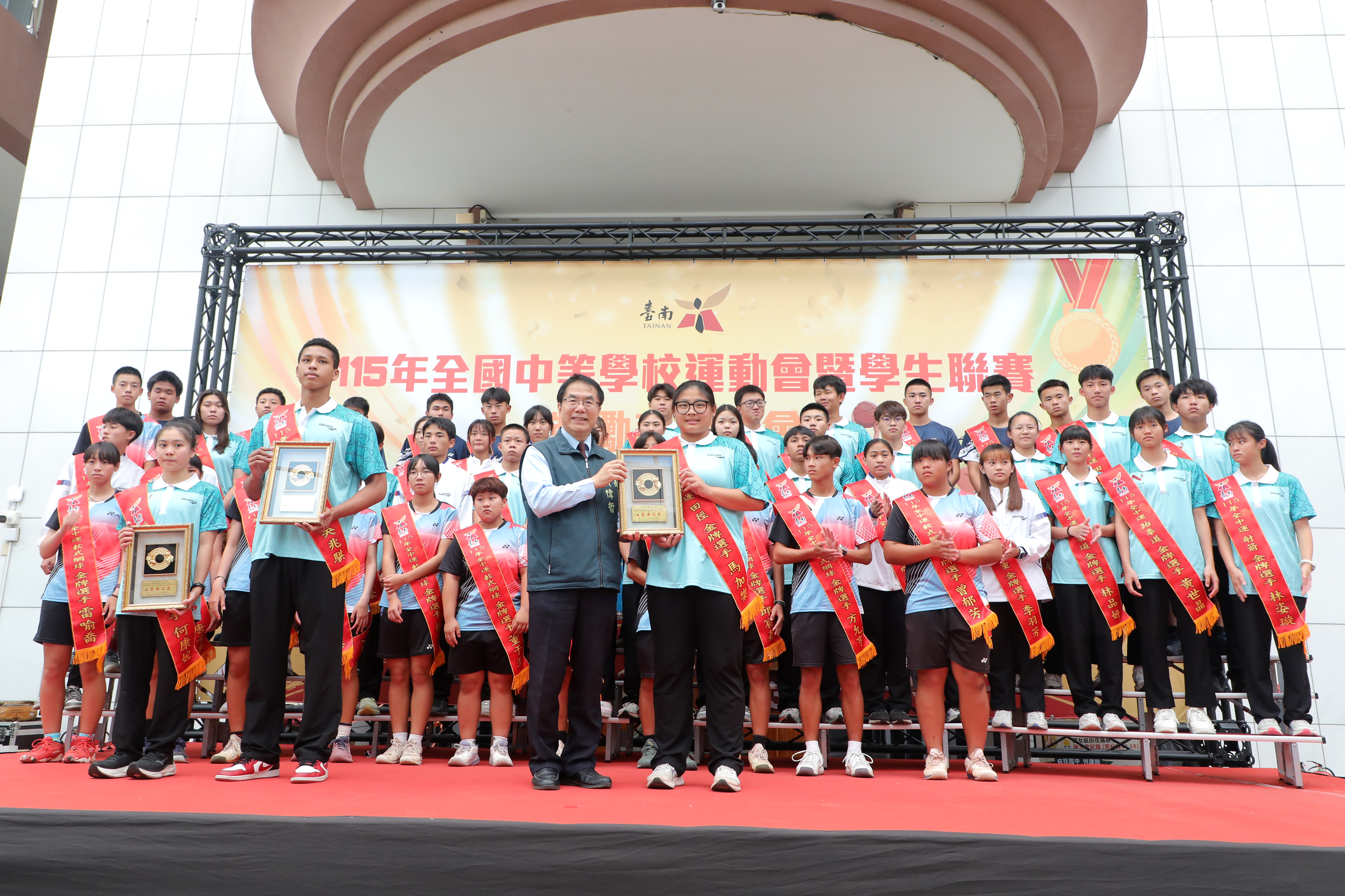 南市全中運勇奪120面獎牌、學生運動聯賽再創佳績 黃偉哲為選手喝采