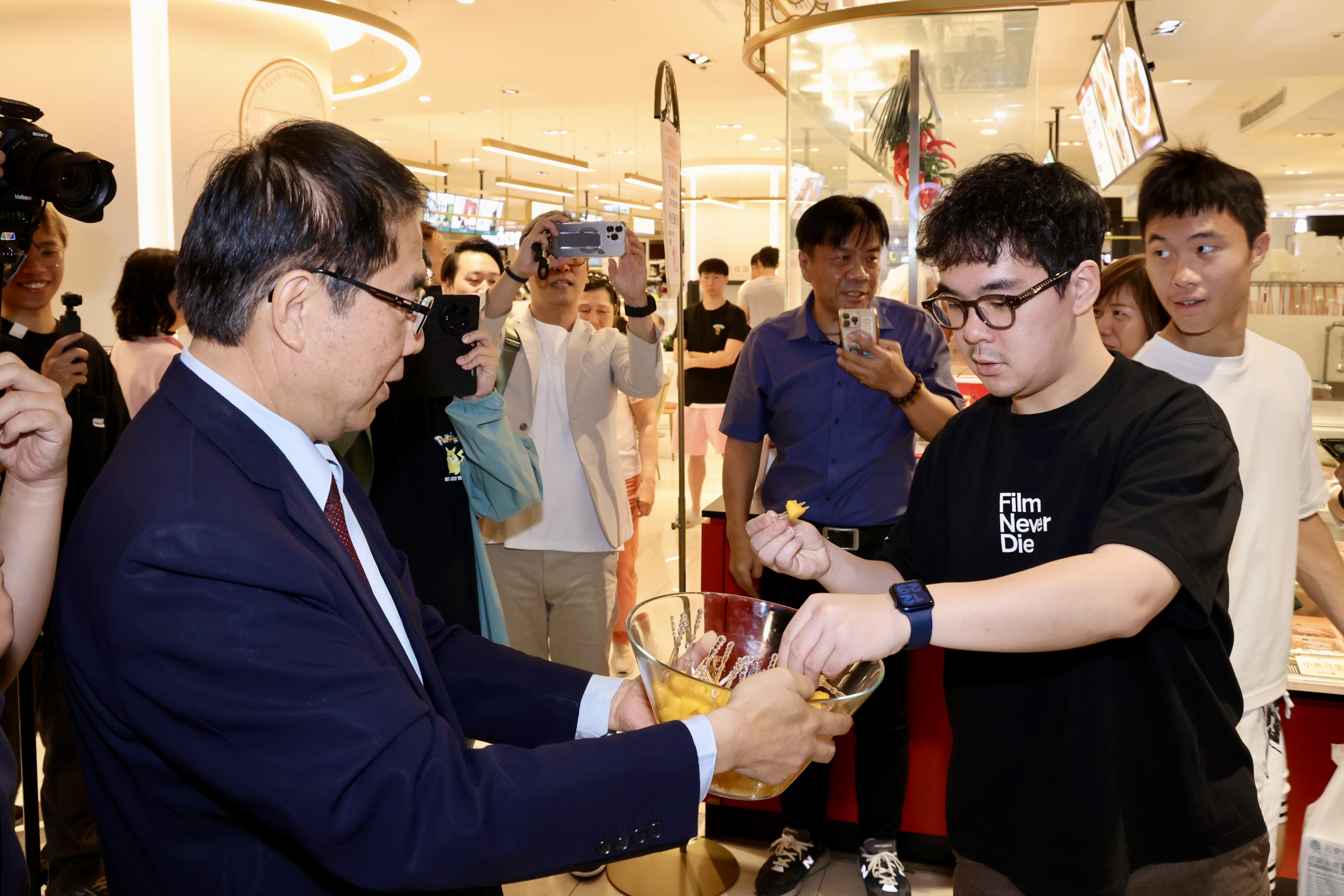 臺南芒果新鮮直送日本 黃偉哲攜玉井頂級愛文「香檳芒果」赴天母大葉髙島屋開賣