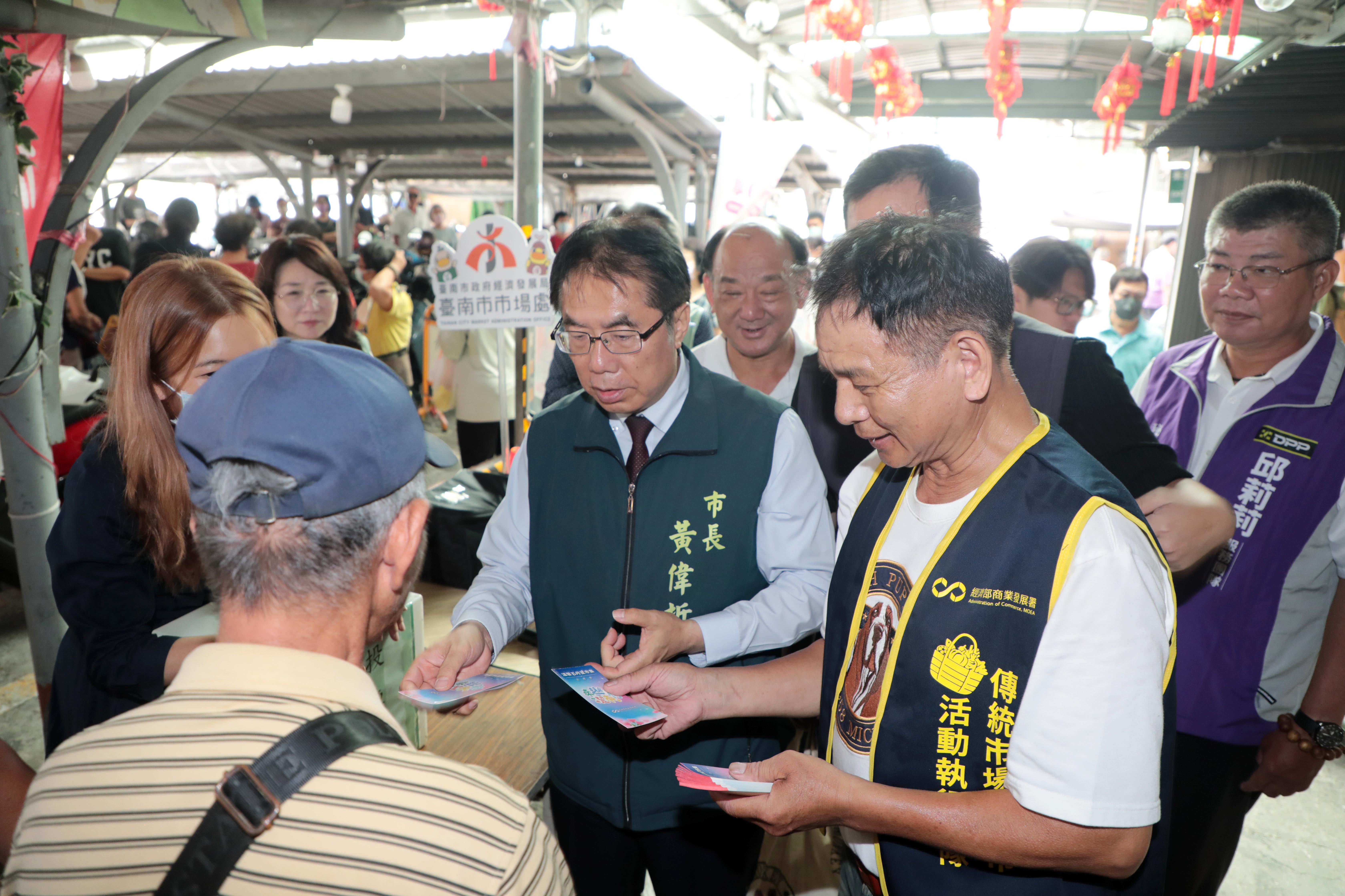 黃偉哲現身百年東菜市「星市集」掀熱潮！力挺綠色永續與市民朋友一同「踅市仔」