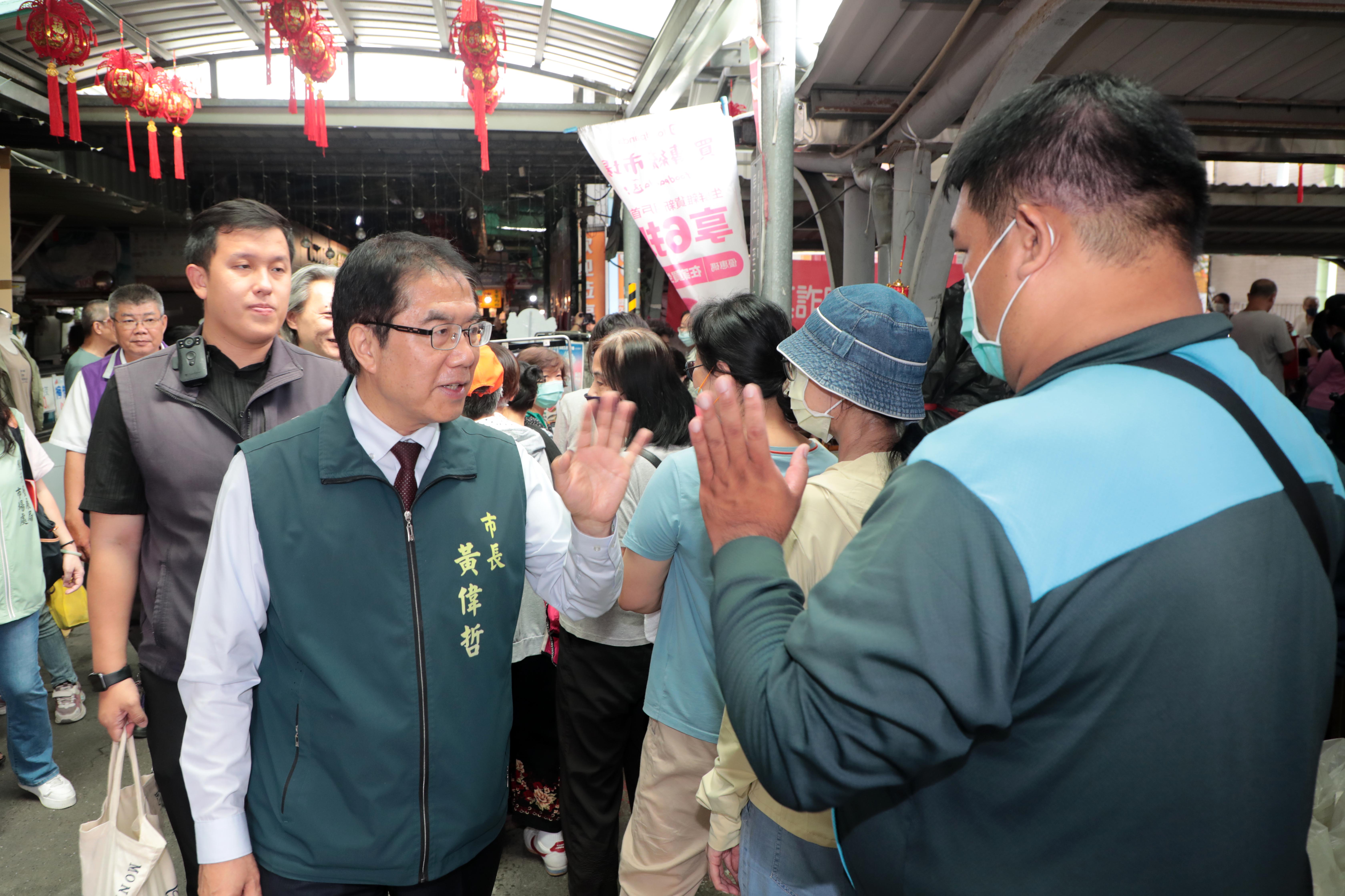 黃偉哲現身百年東菜市「星市集」掀熱潮！力挺綠色永續與市民朋友一同「踅市仔」