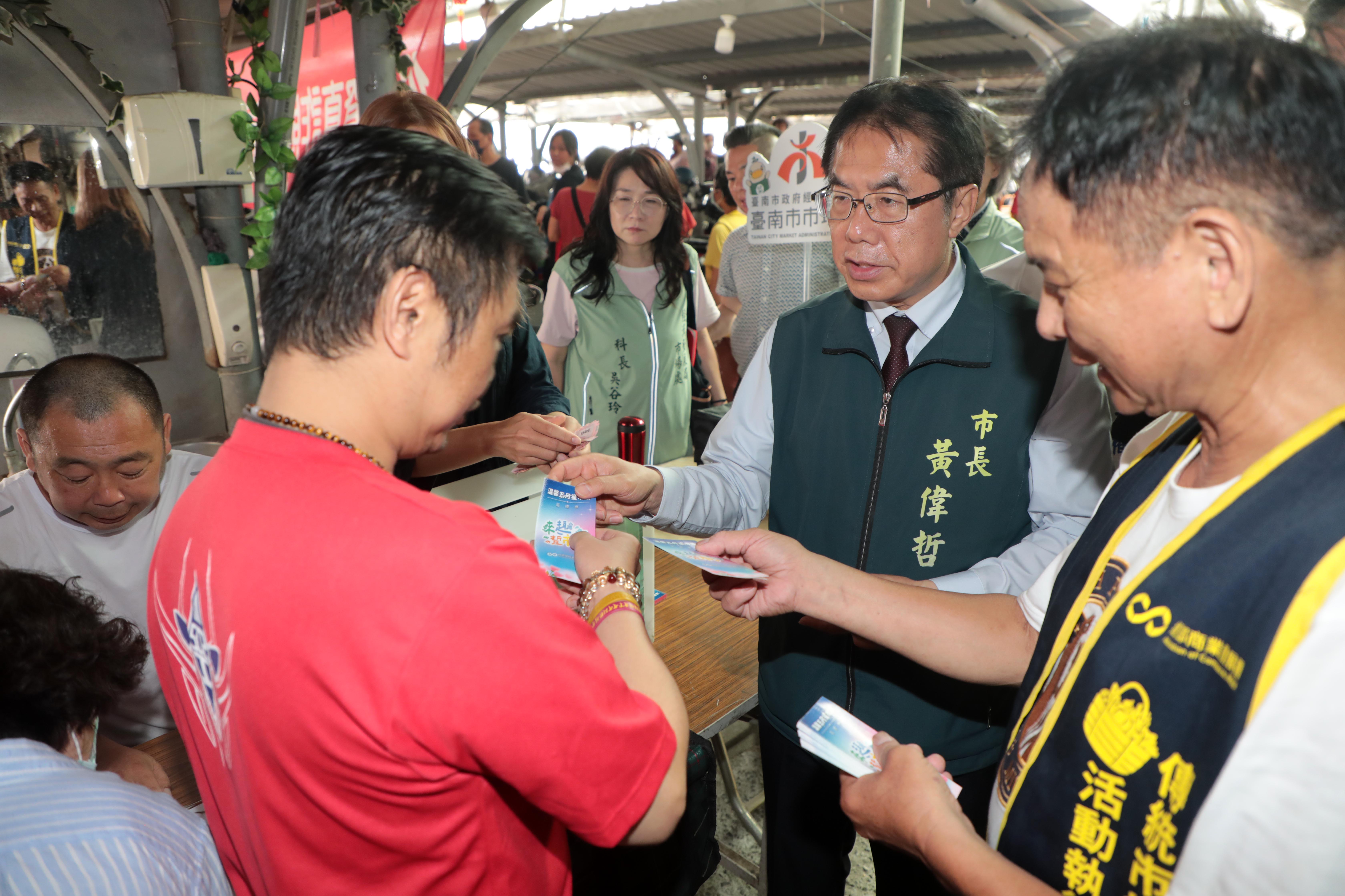 黃偉哲現身百年東菜市「星市集」掀熱潮！力挺綠色永續與市民朋友一同「踅市仔」