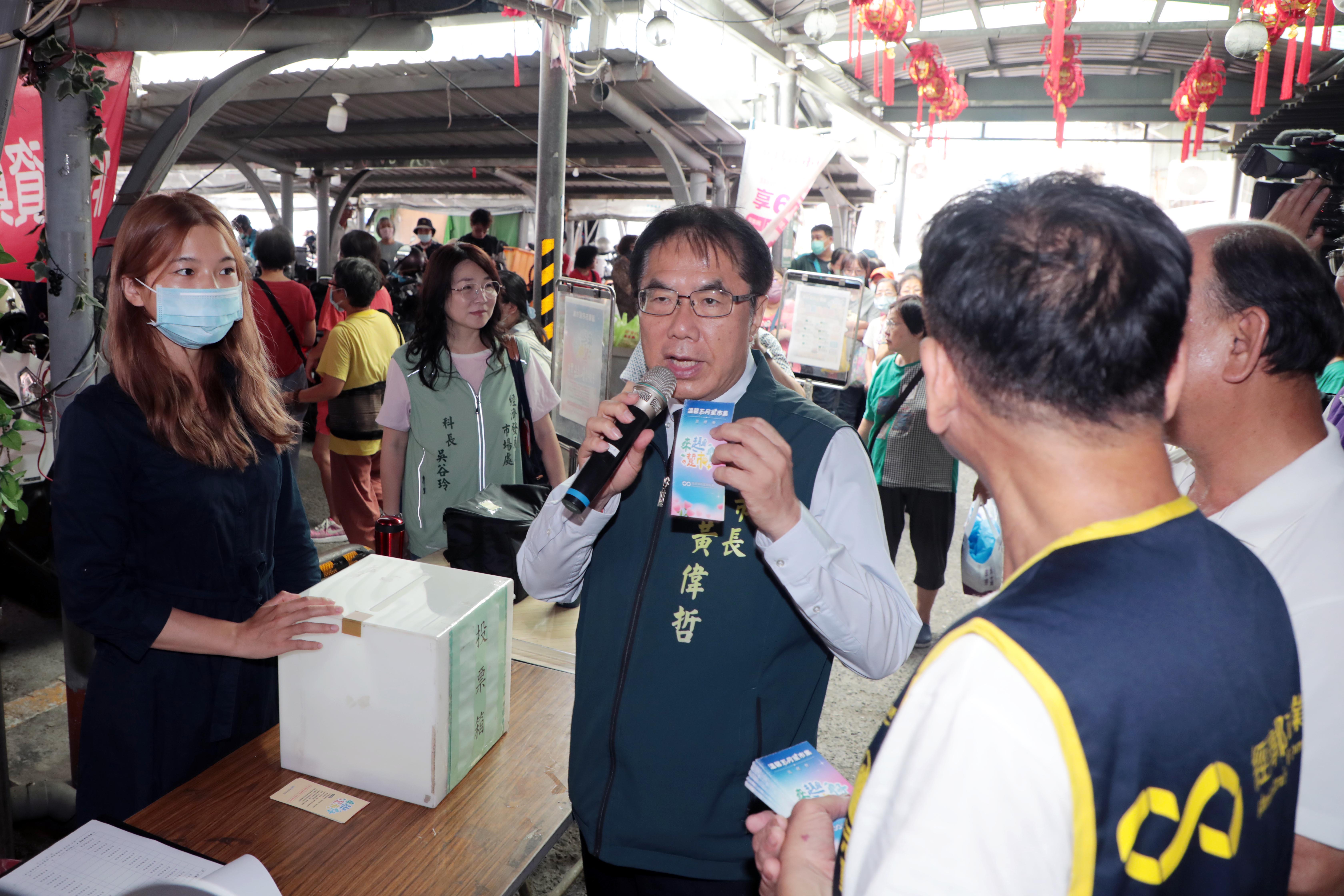黃偉哲現身百年東菜市「星市集」掀熱潮！力挺綠色永續與市民朋友一同「踅市仔」