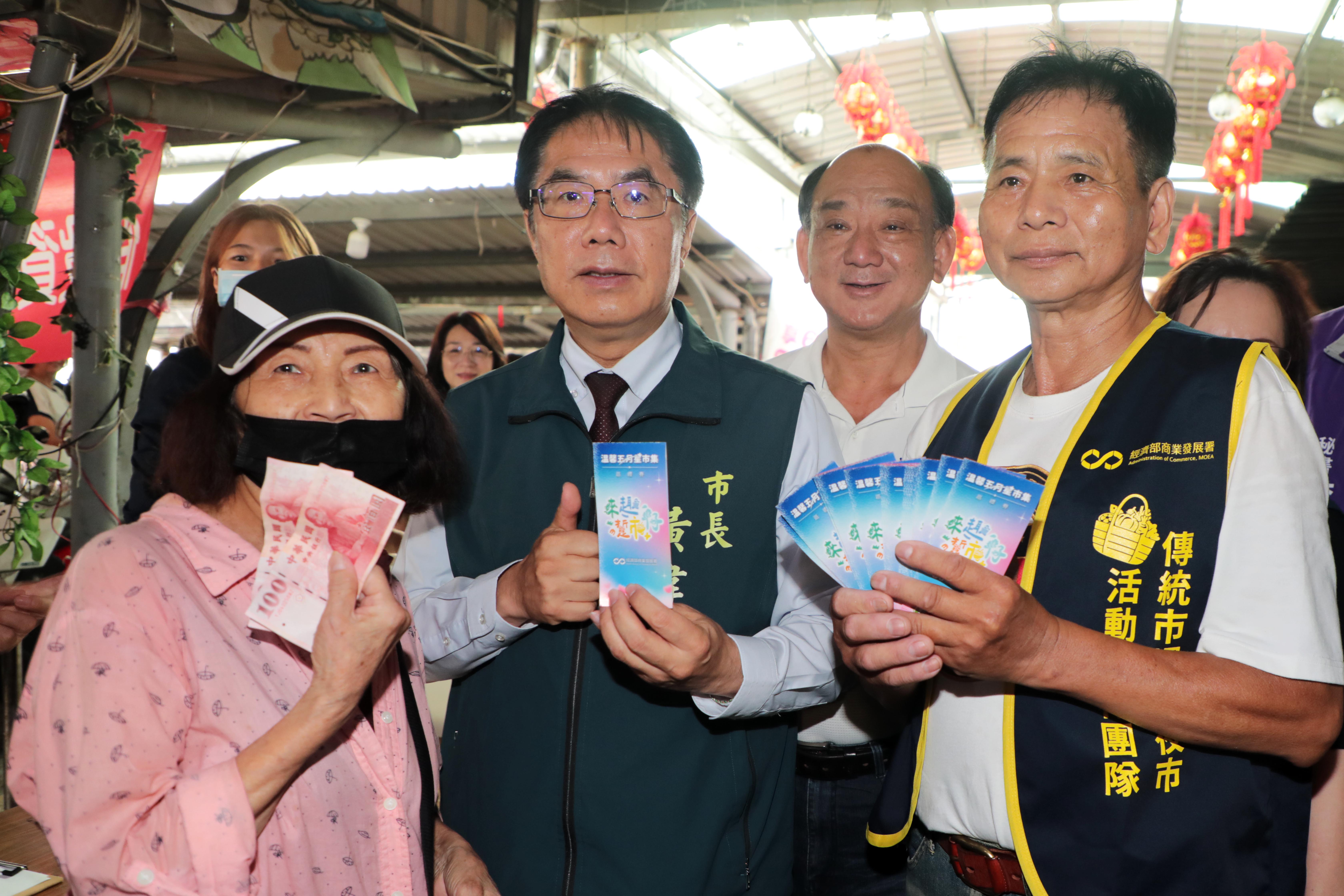 黃偉哲現身百年東菜市「星市集」掀熱潮！力挺綠色永續與市民朋友一同「踅市仔」