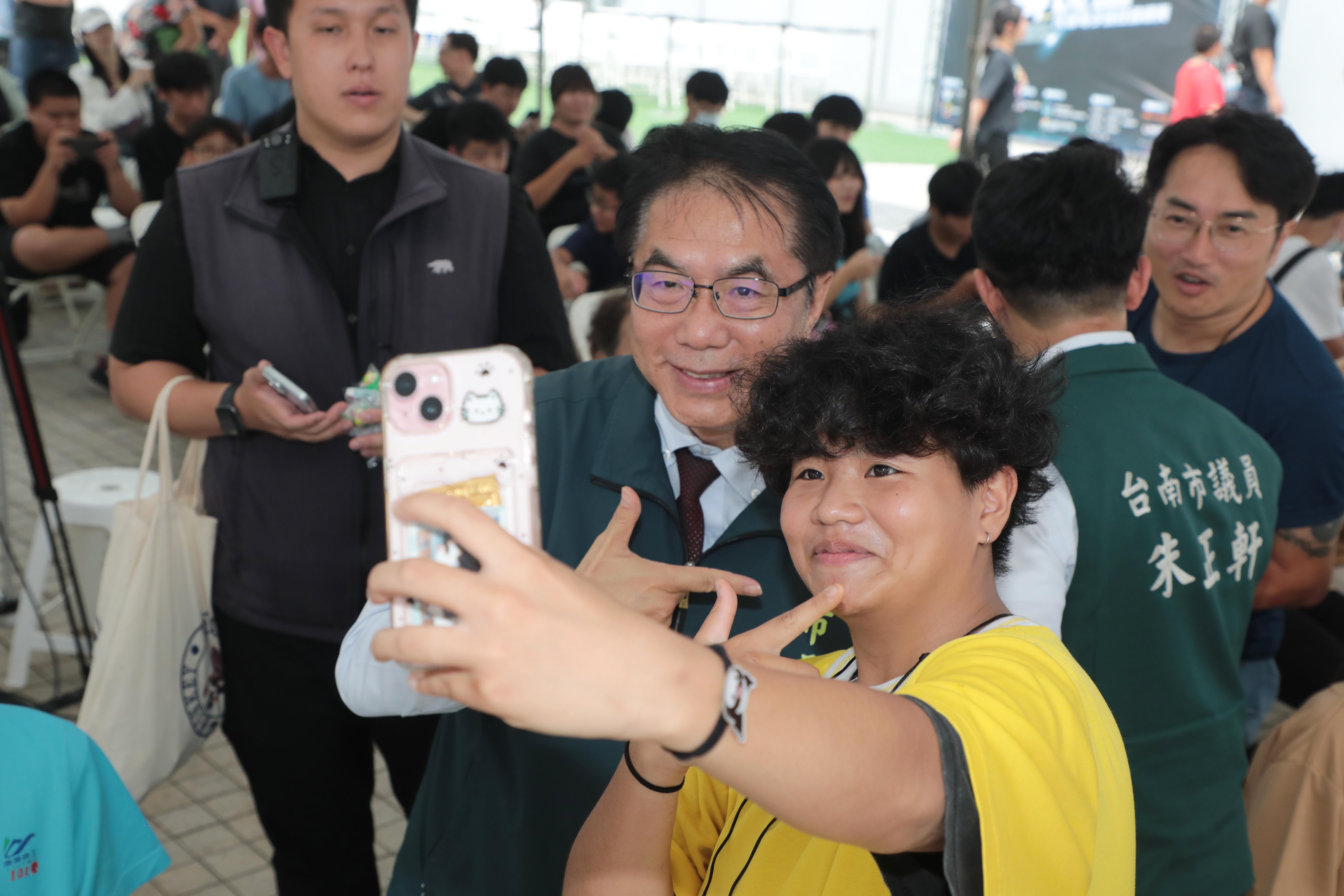 「傳說新世代、反毒來對決！」黃偉哲現身議長盃電競賽 齊喊口號勉學子打出精彩青春