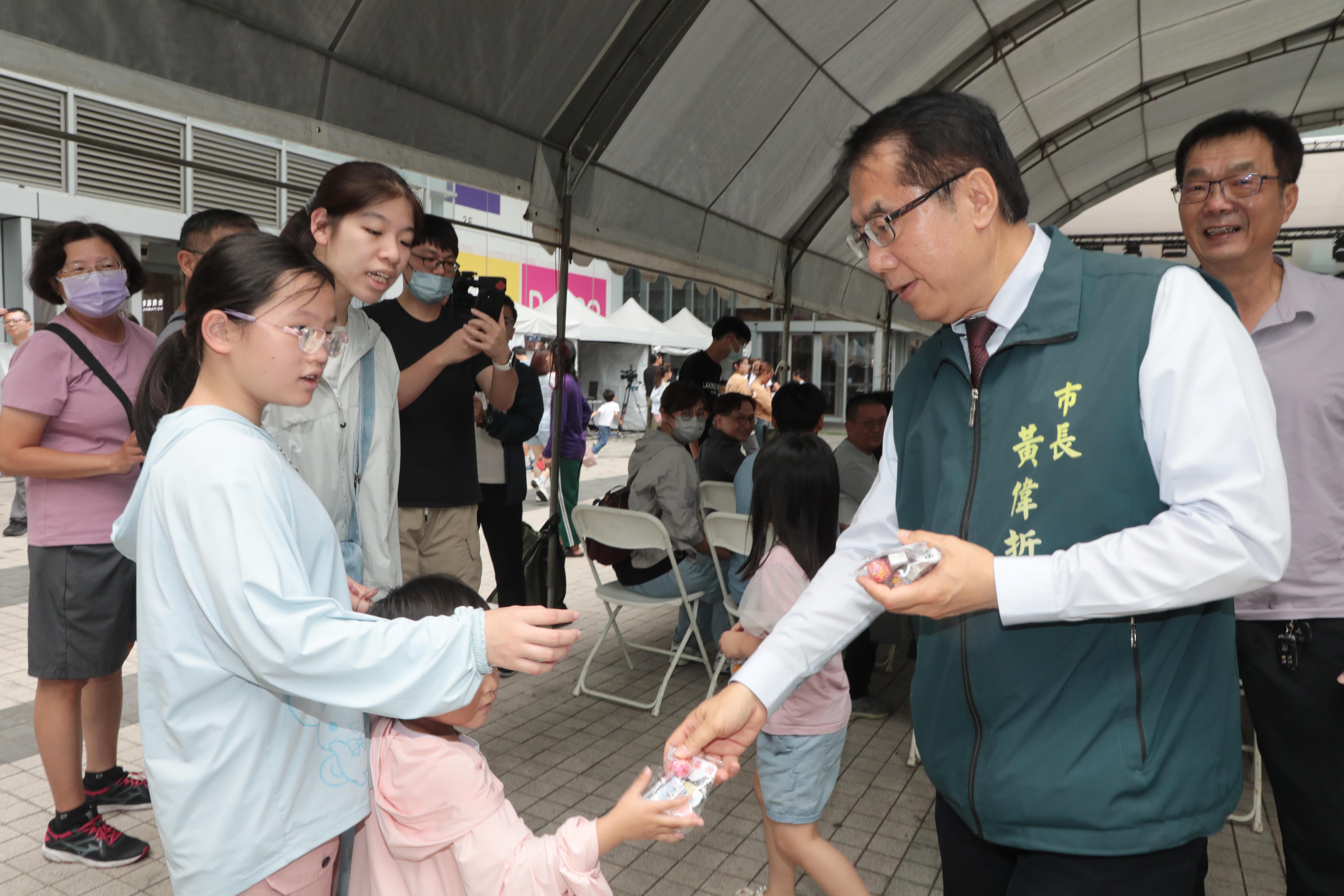 「傳說新世代、反毒來對決！」黃偉哲現身議長盃電競賽 齊喊口號勉學子打出精彩青春