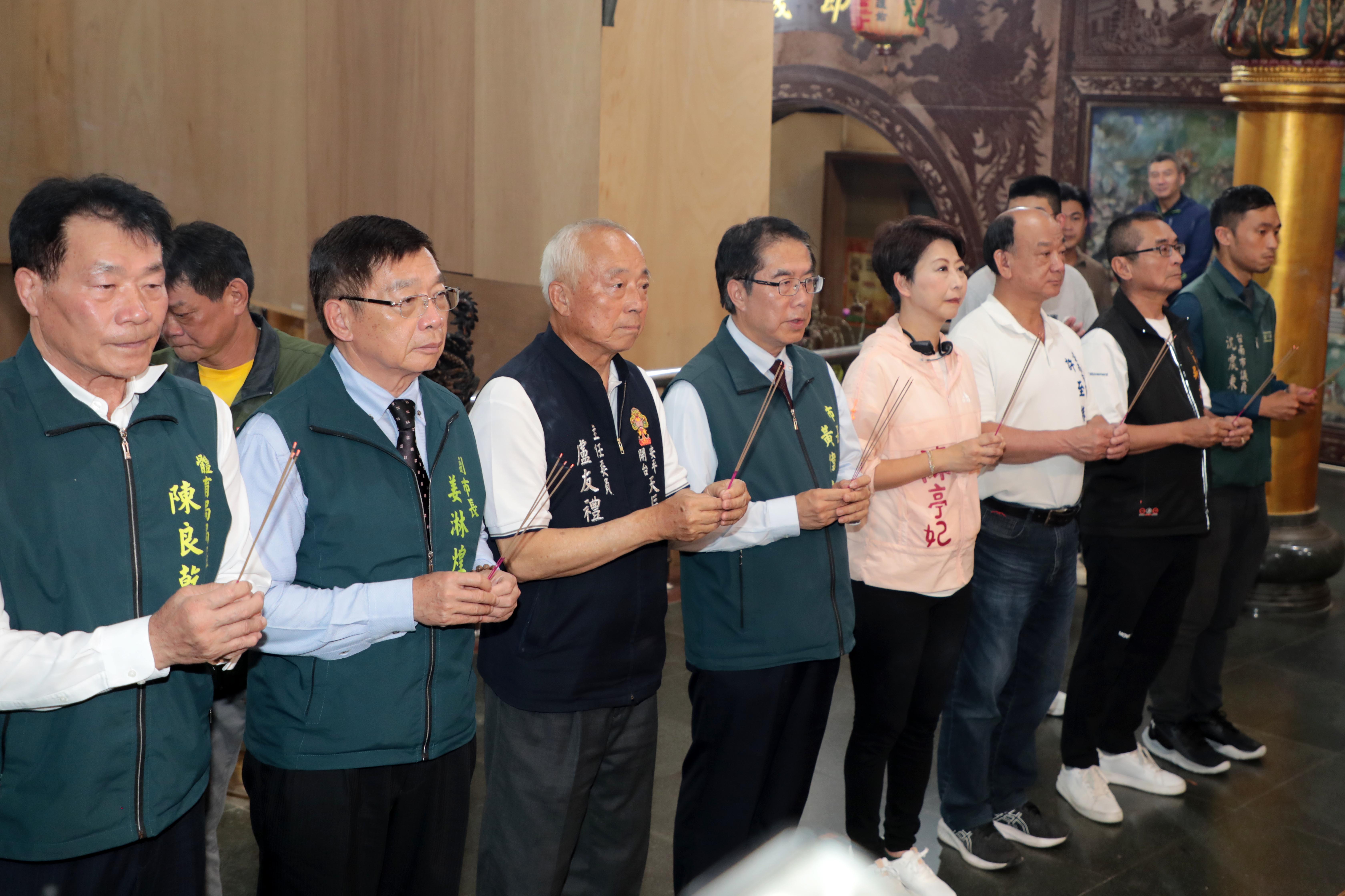 台南國際龍舟賽規模創新高！黃偉哲親為12艘璀璨龍舟點燈 迎各國選手跨海齊聚交流