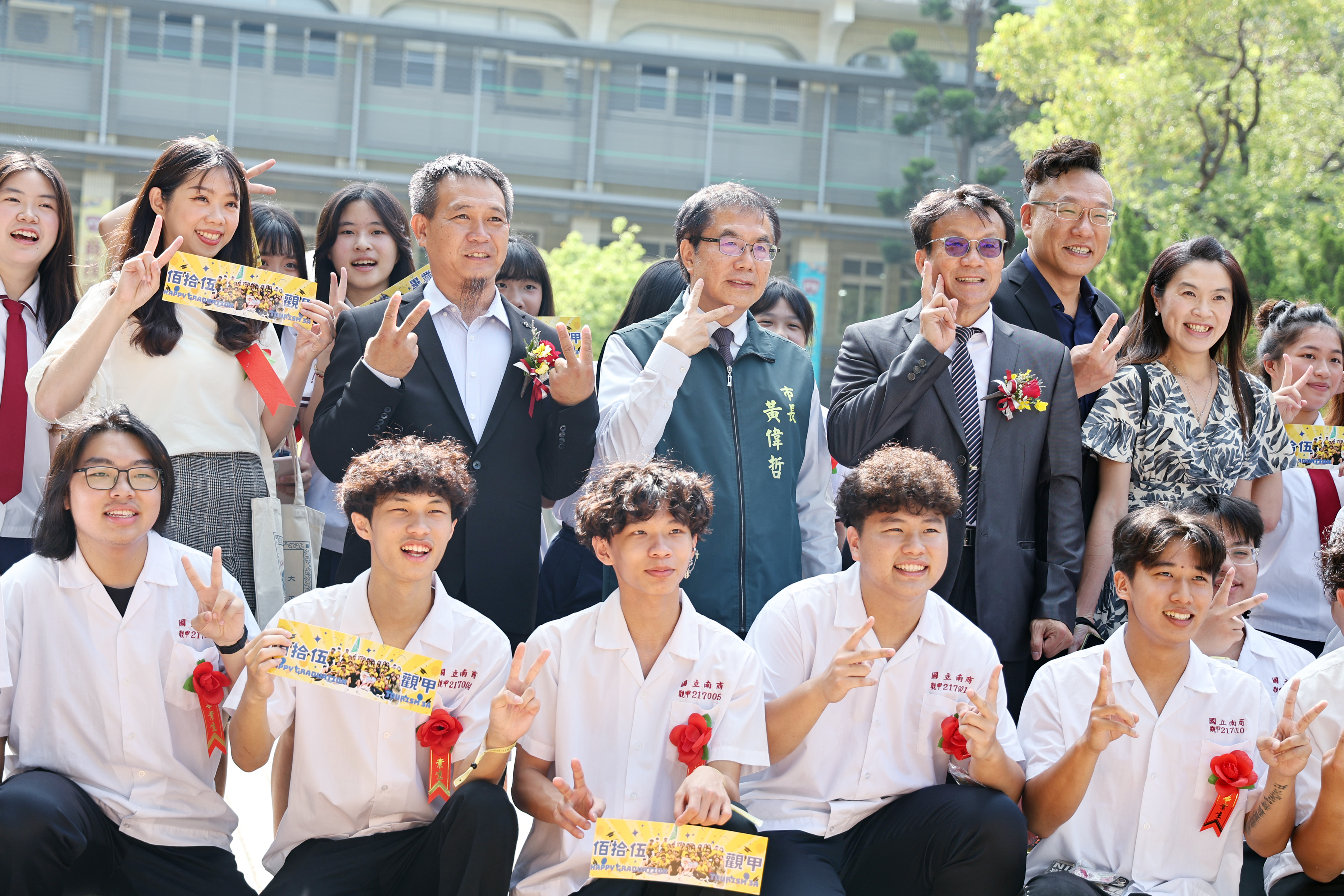 黃偉哲驚喜現身家齊與南商畢典 祝福畢業生鵬程萬里、勇敢追夢迎未來