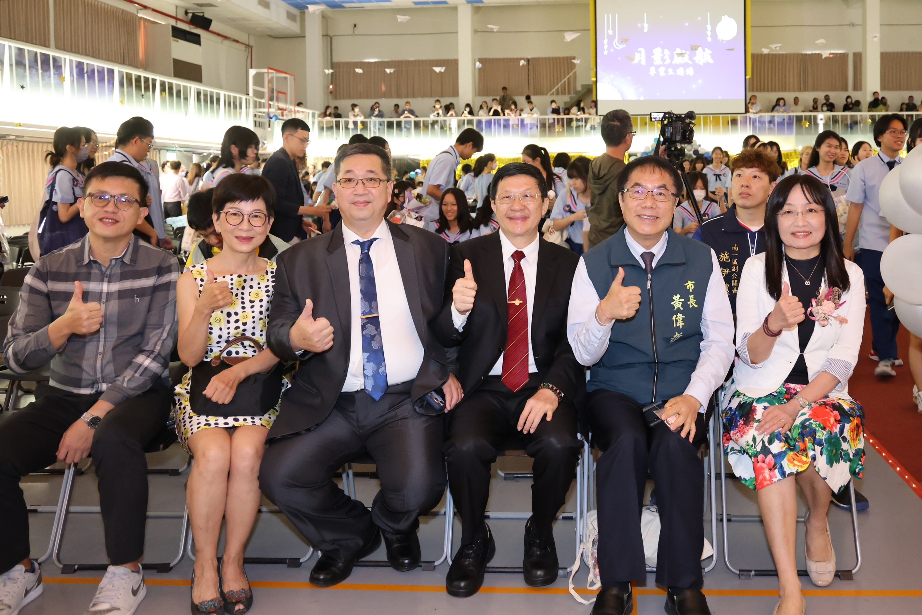 黃偉哲驚喜現身家齊與南商畢典 祝福畢業生鵬程萬里、勇敢追夢迎未來