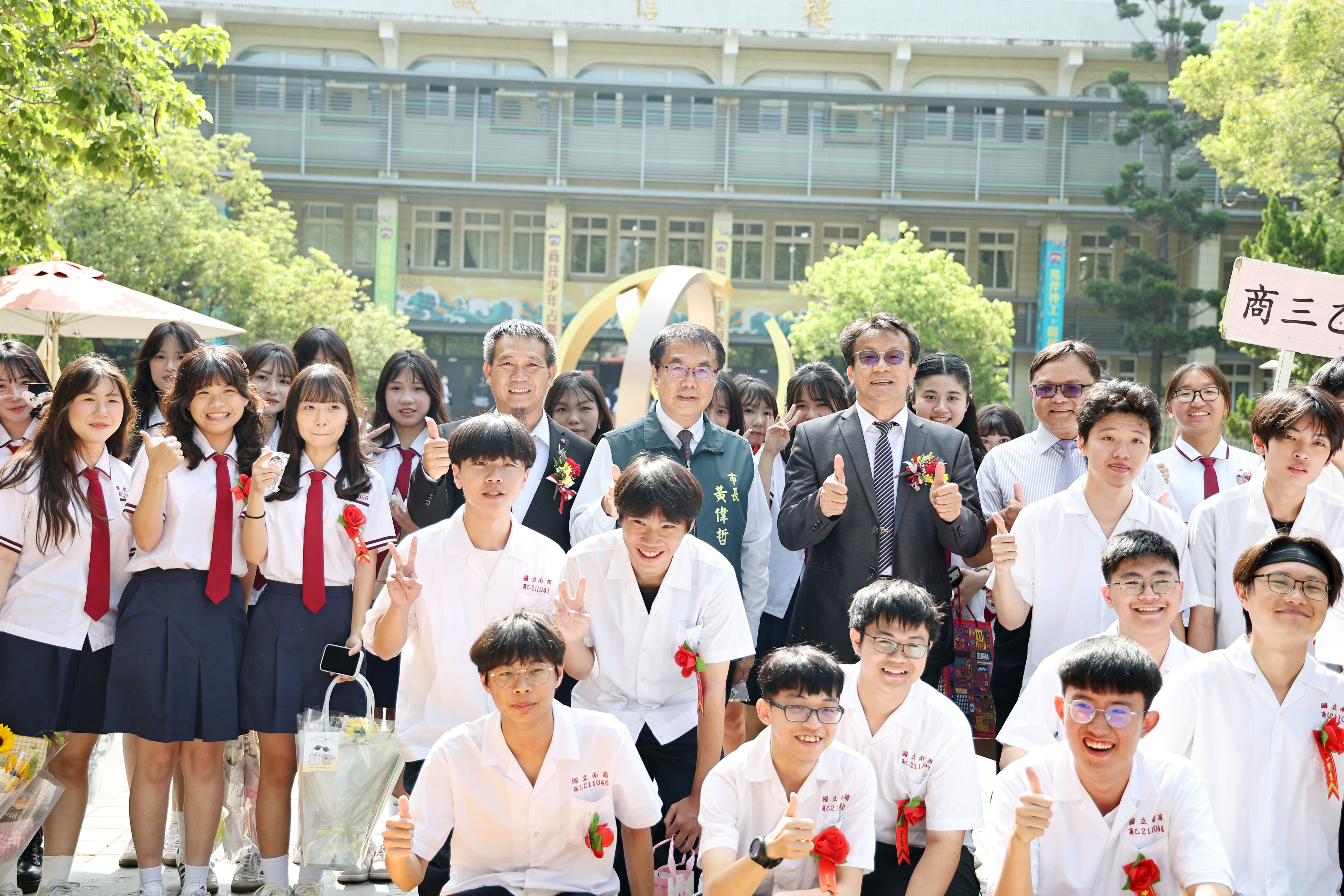 黃偉哲驚喜現身家齊與南商畢典 祝福畢業生鵬程萬里、勇敢追夢迎未來