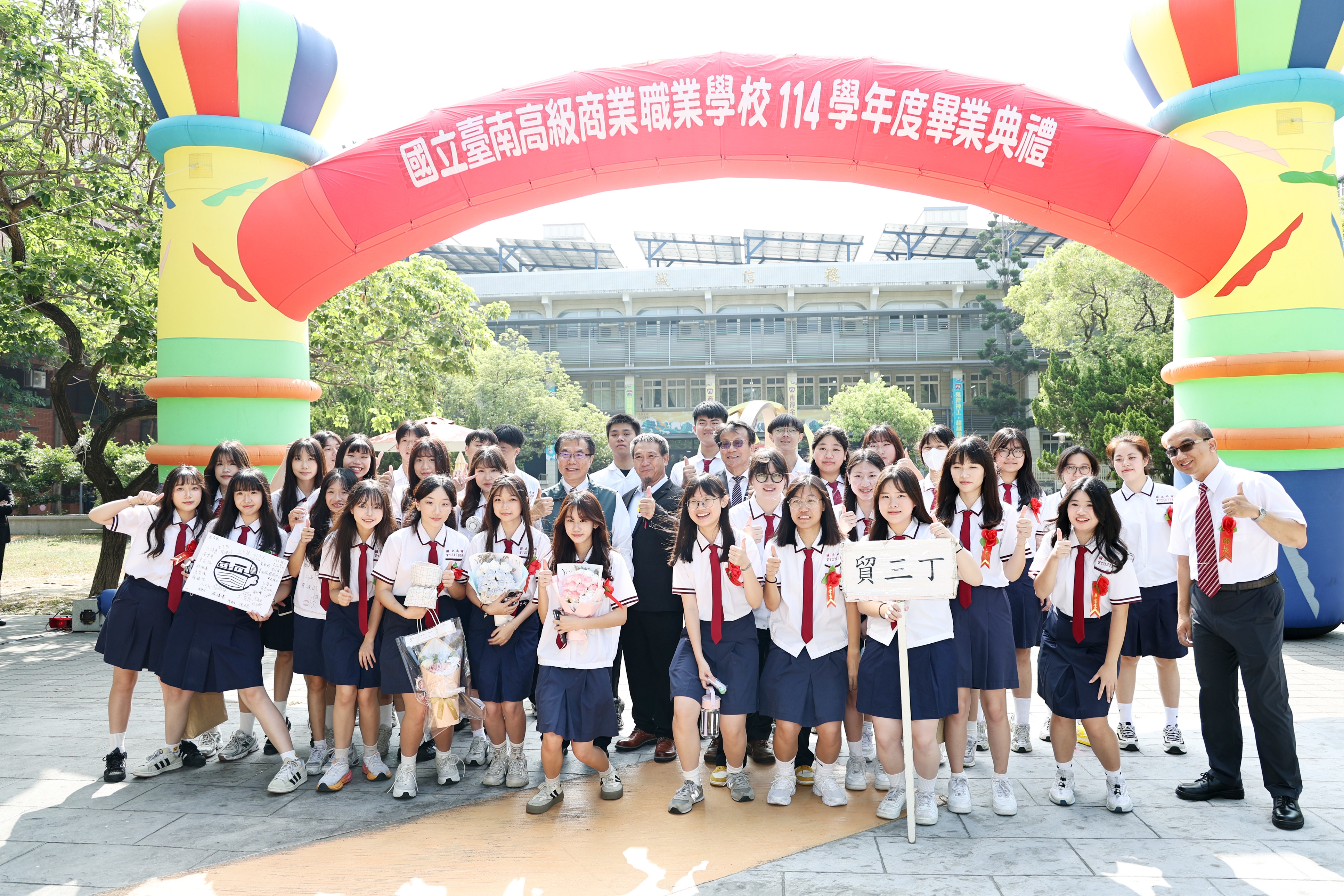 黃偉哲驚喜現身家齊與南商畢典 祝福畢業生鵬程萬里、勇敢追夢迎未來