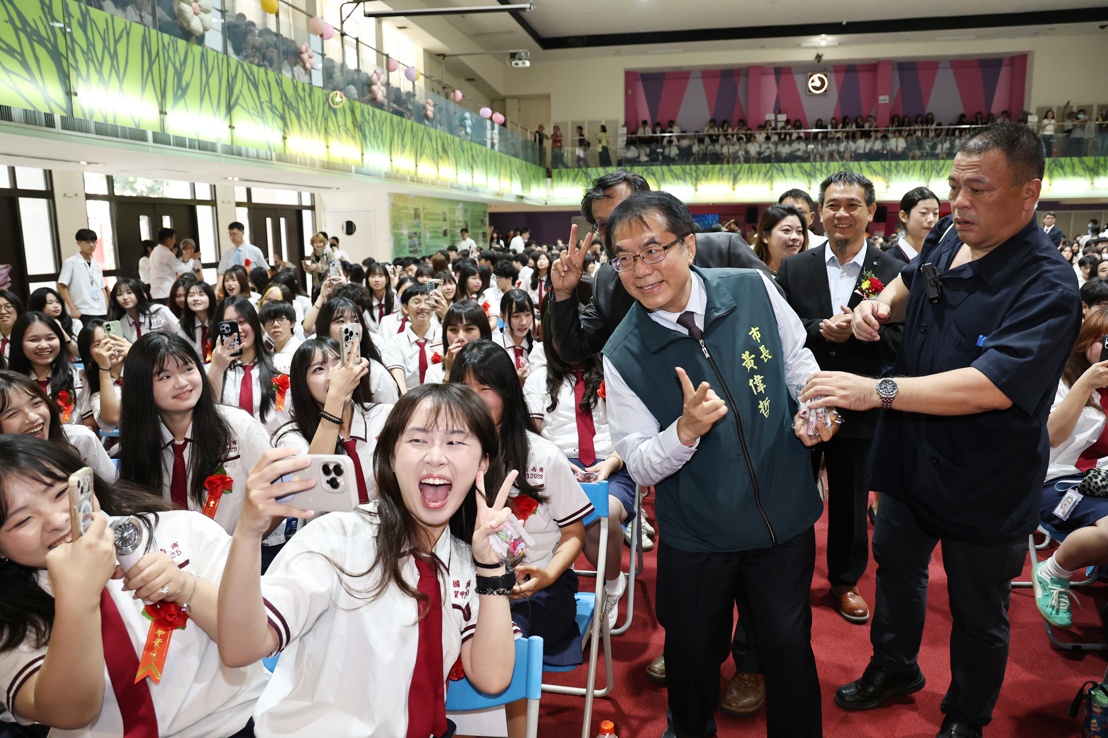 黃偉哲驚喜現身家齊與南商畢典  祝福畢業生鵬程萬里、勇敢追夢迎未來