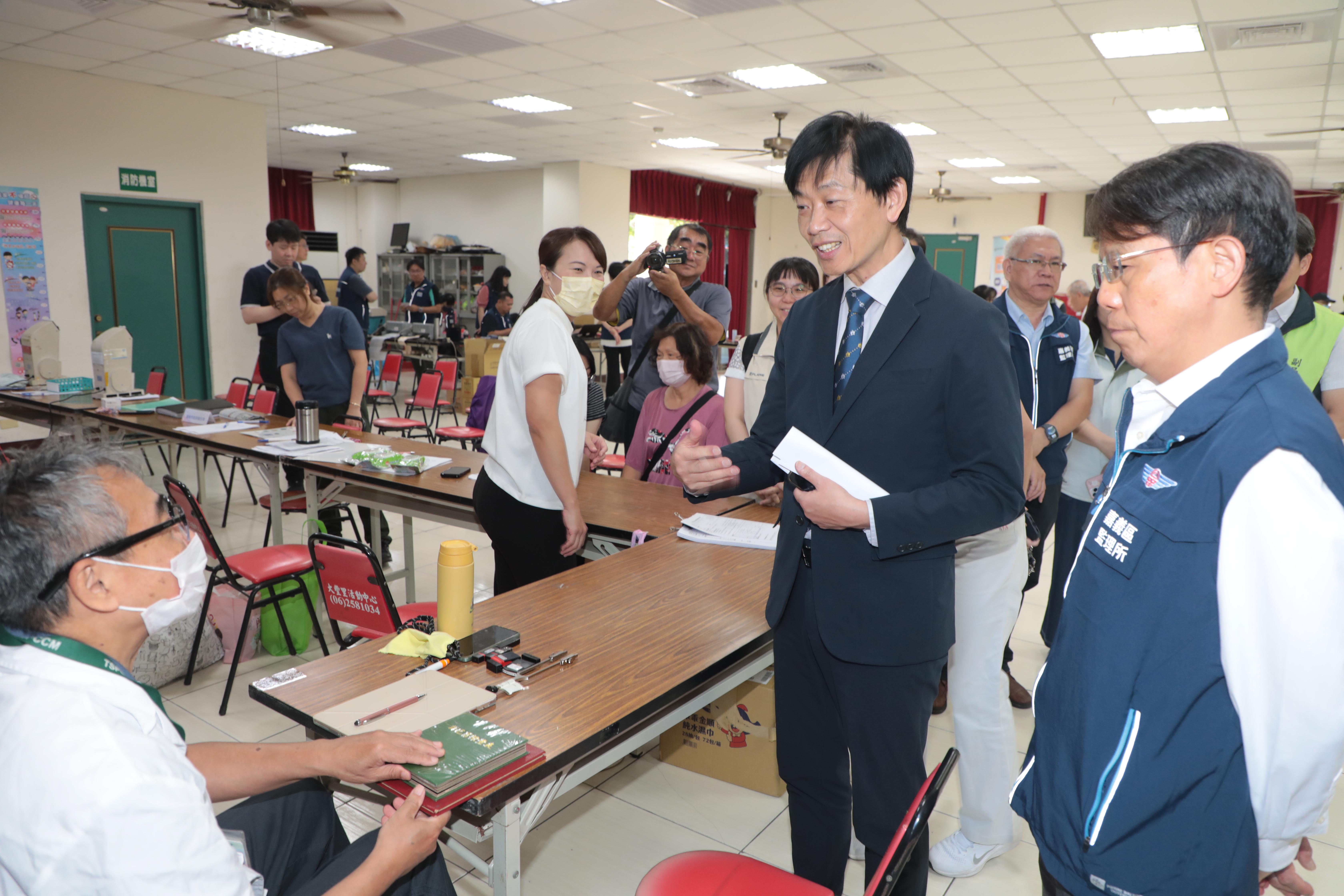 台南首場高齡駕駛人一站式換照服務啟動　年底前37區全面巡迴辦理