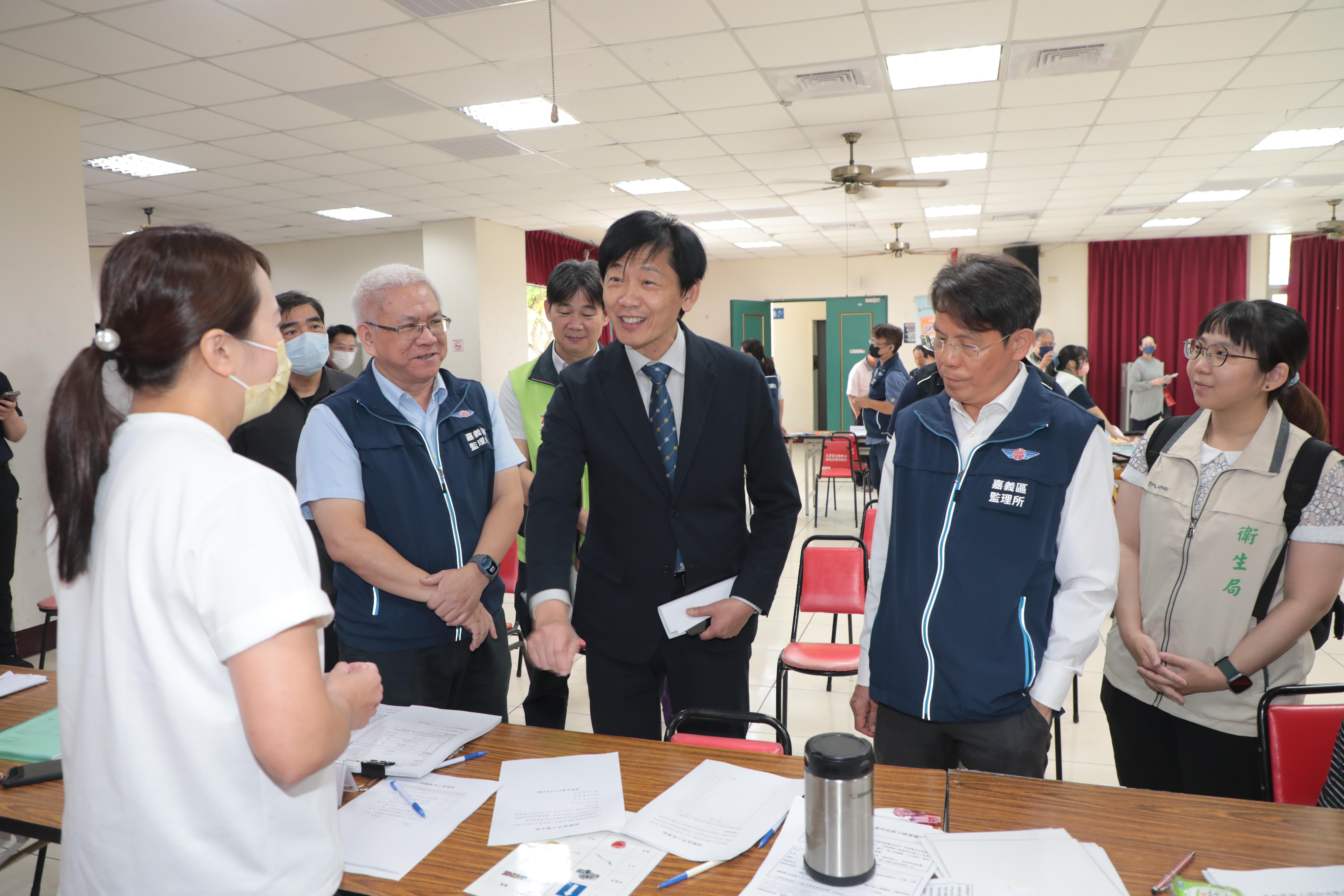 台南首場高齡駕駛人一站式換照服務啟動　年底前37區全面巡迴辦理