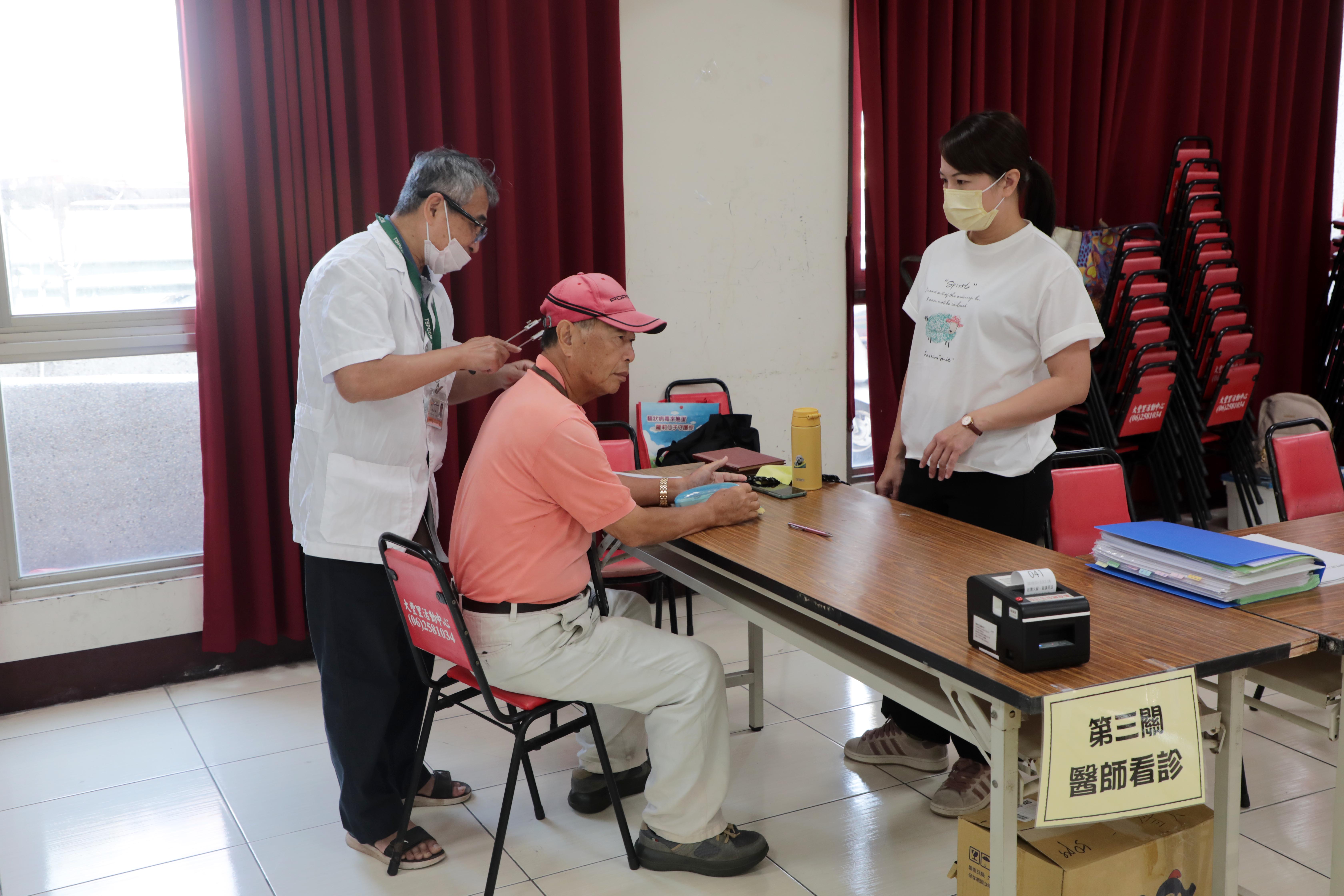台南首場高齡駕駛人一站式換照服務啟動　年底前37區全面巡迴辦理