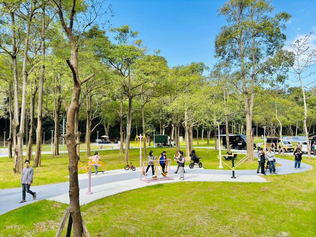 搭乘台灣好行低碳漫遊虎頭埤，來趟露營、老街與山林秘境之旅