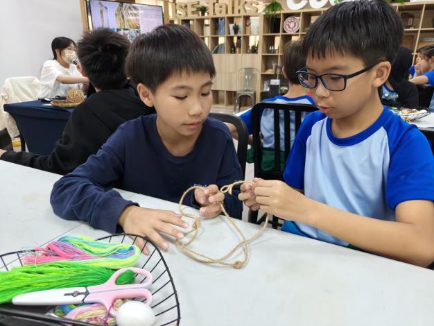 不只是手作課！臺南287名學童動手做「飛魚」，從纏繞線條中讀懂原民文化