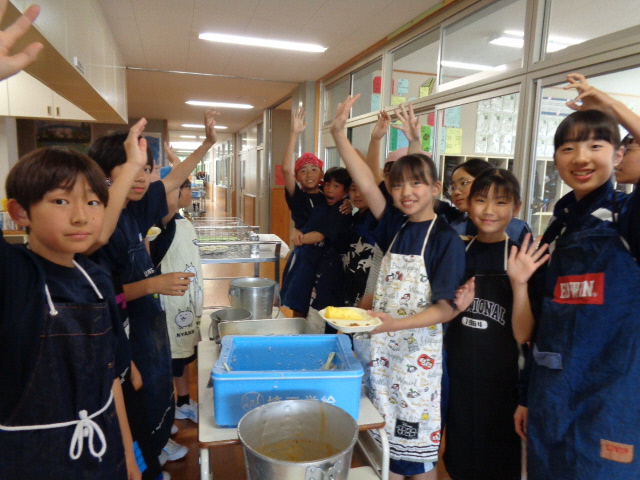 台南鳳梨產地直送日本友誼市學生餐桌 甜蜜滋味圈粉成功