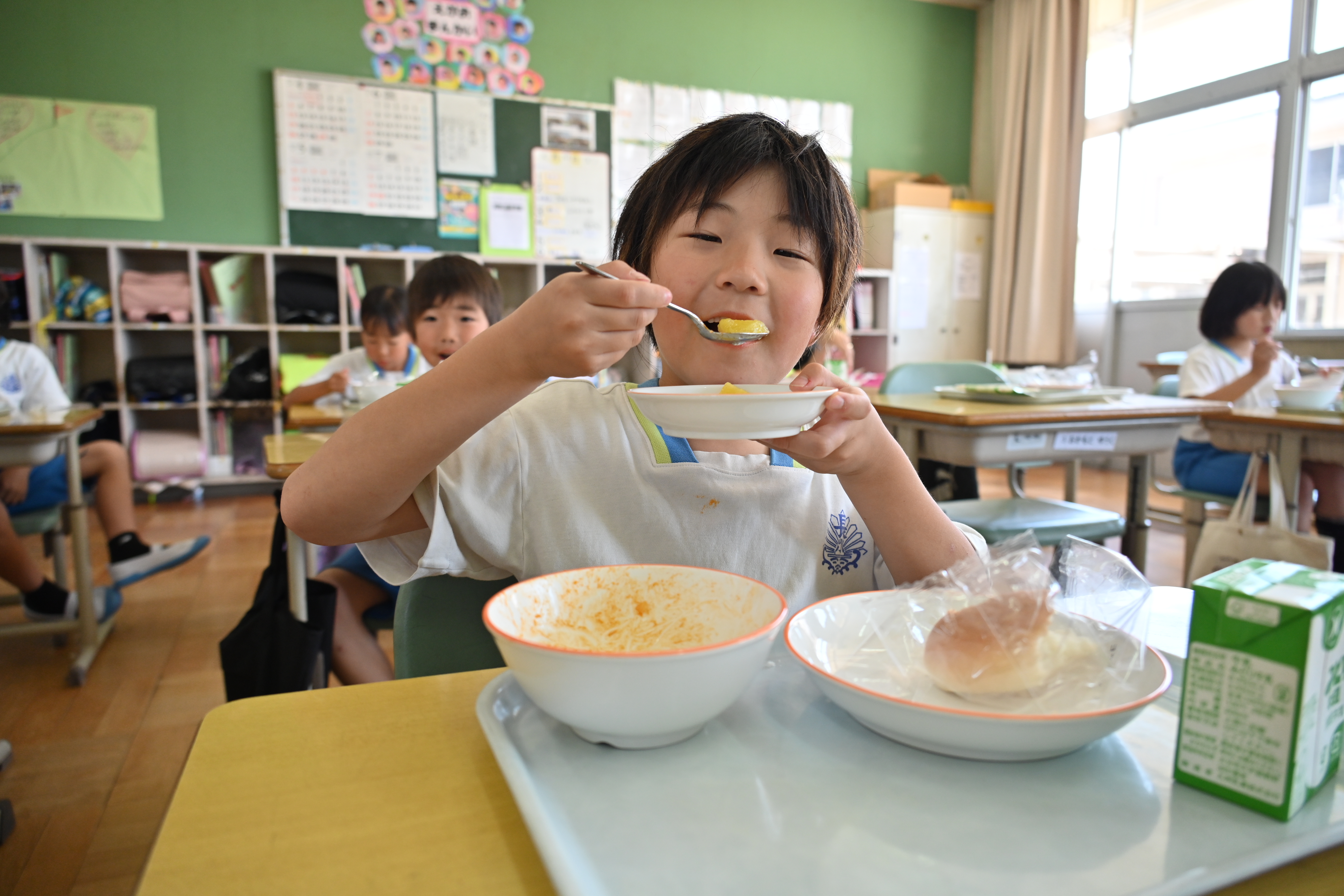 台南鳳梨產地直送日本友誼市學生餐桌，甜蜜滋味圈粉成功