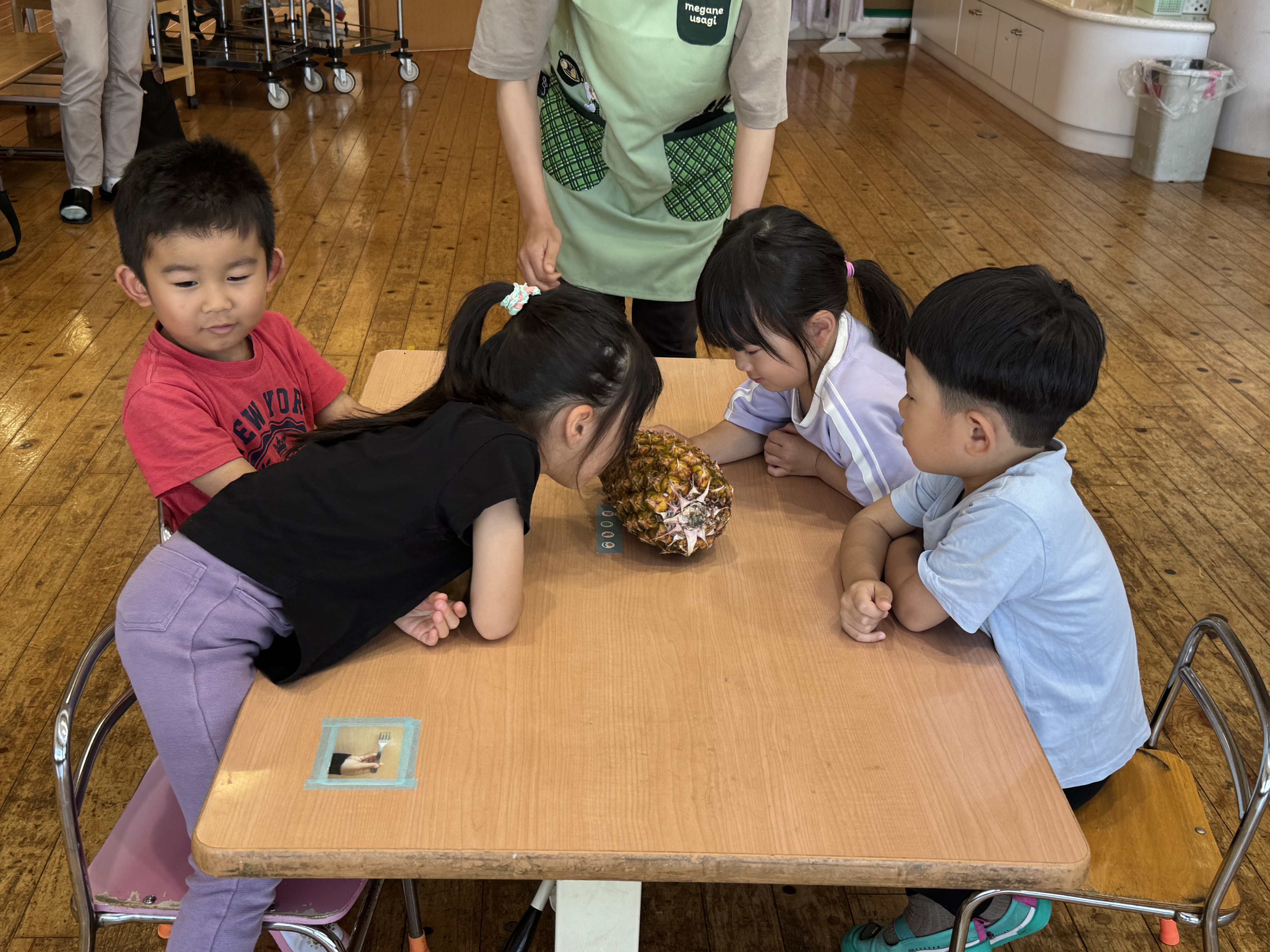 台南鳳梨產地直送日本友誼市學生餐桌，甜蜜滋味圈粉成功