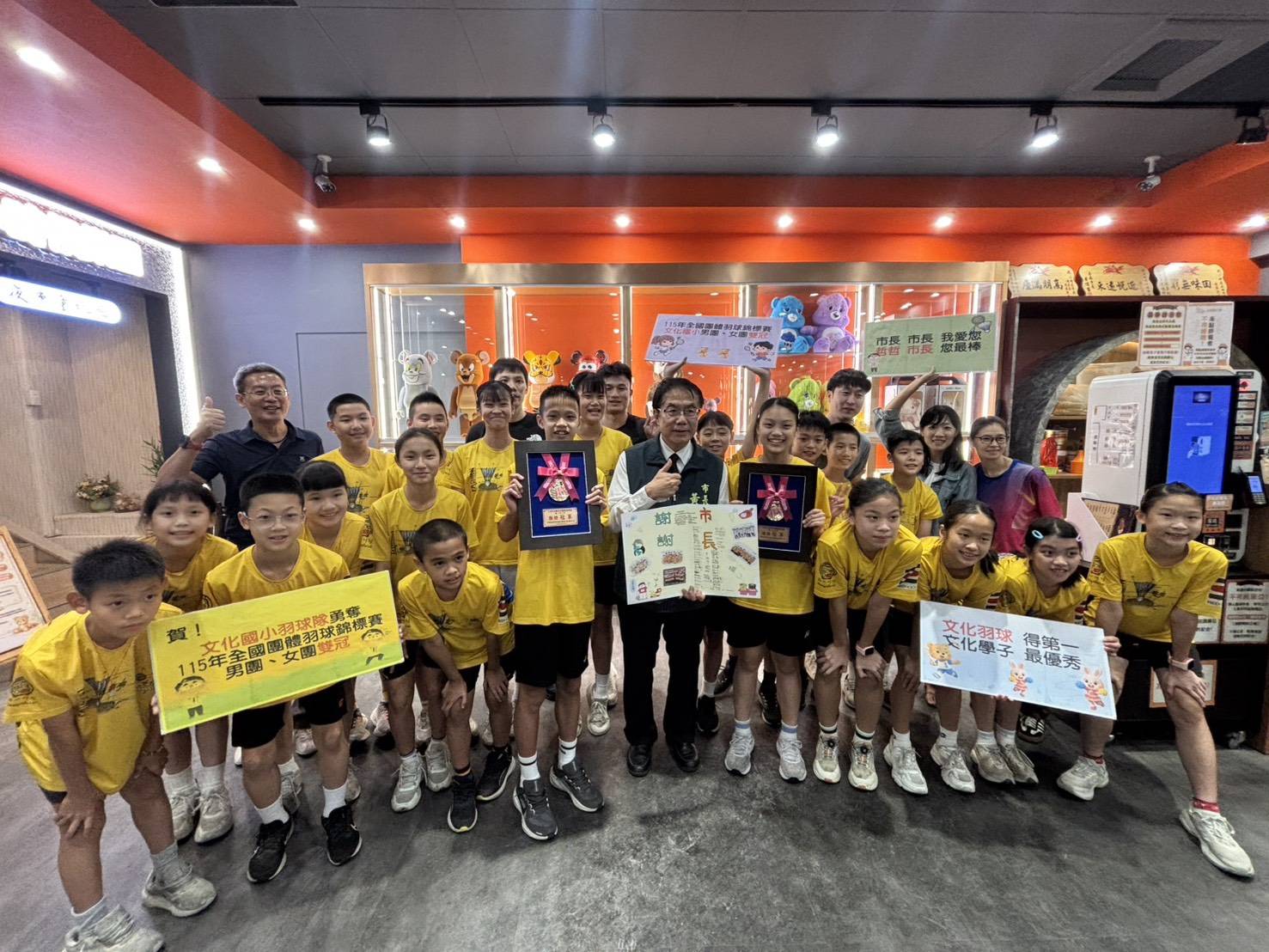 文化國小羽球隊勇奪全國錦標賽男女雙冠  黃偉哲市長守諾請客吃牛排