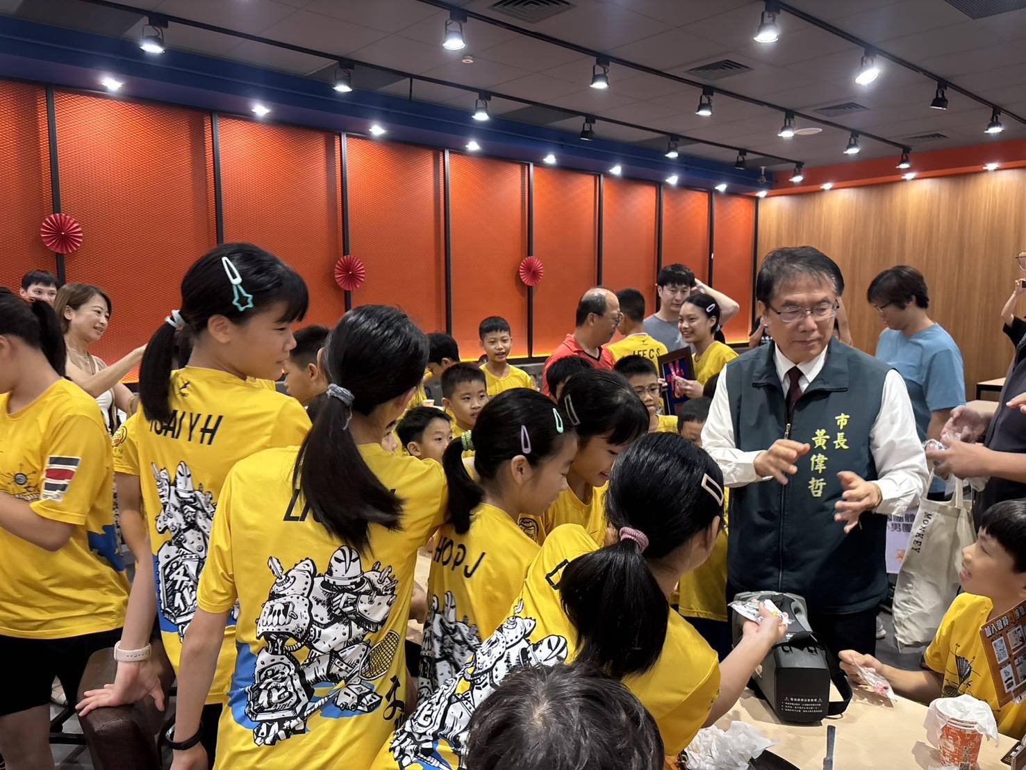 文化國小羽球隊勇奪全國錦標賽男女雙冠  黃偉哲市長守諾請客吃牛排