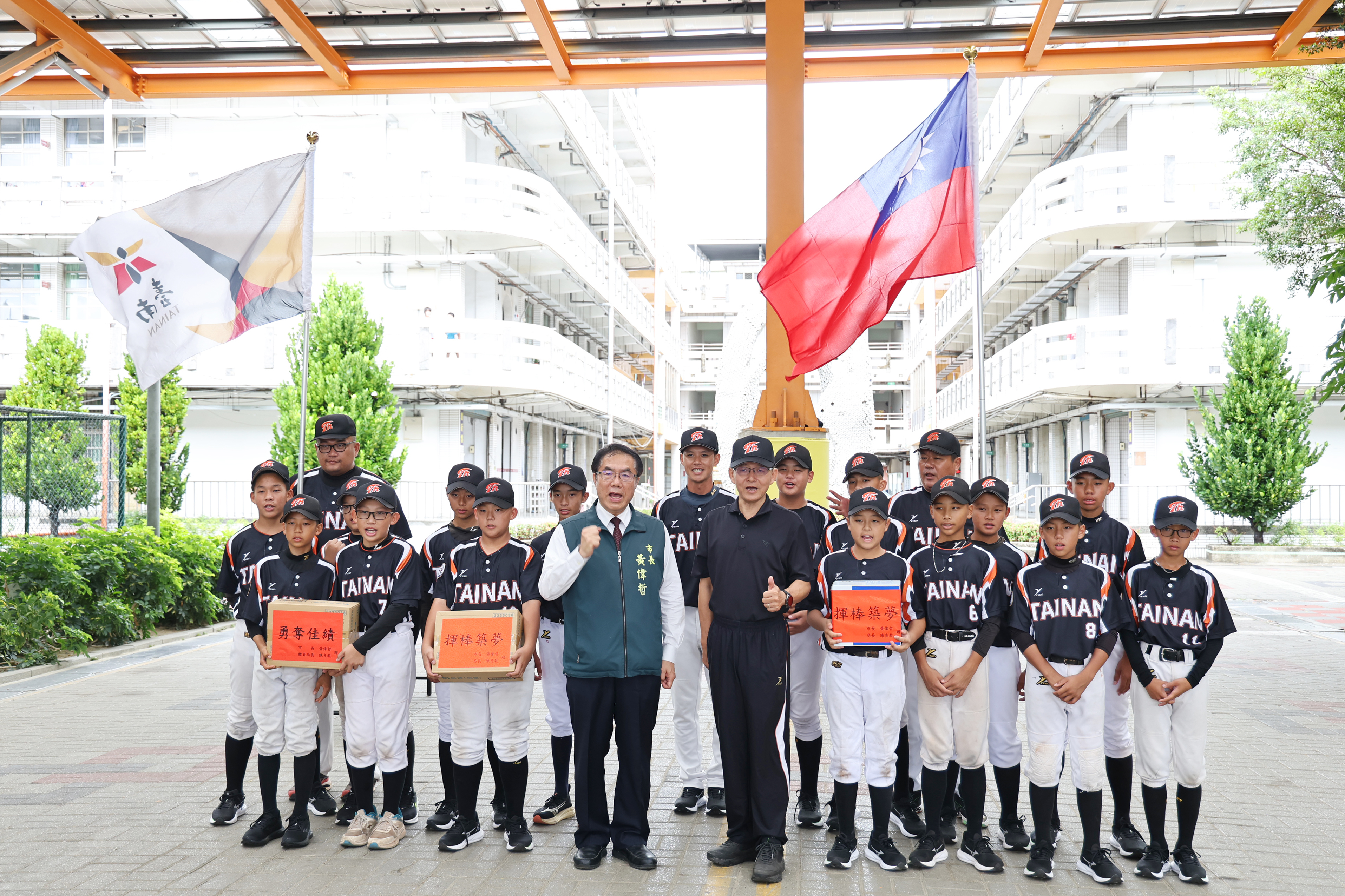 台南少棒聯隊征戰小馬聯盟亞太區賽，黃偉哲親授旗勉小將爭取最高榮譽