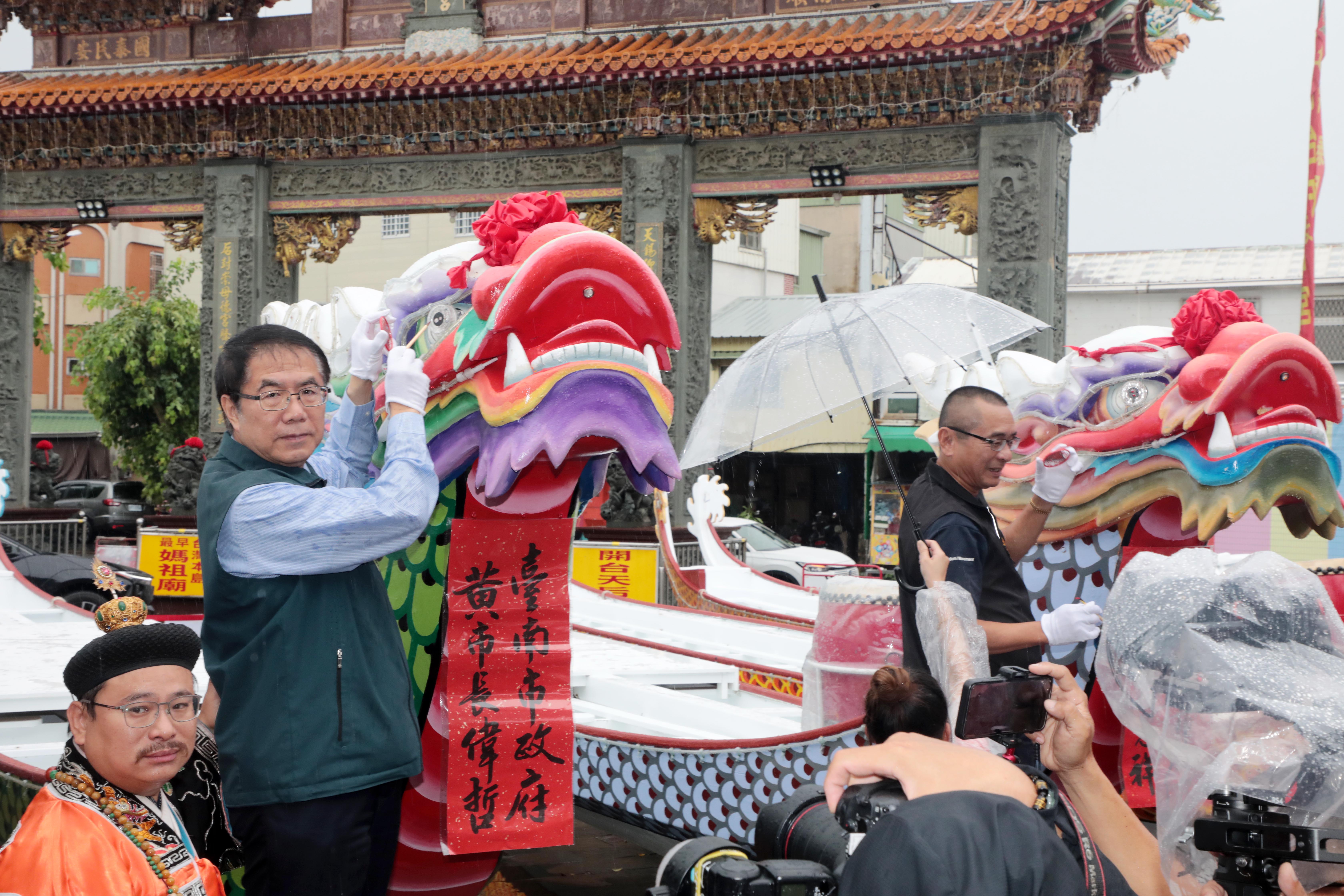 台南國際龍舟賽近期於安平運河登場，黃偉哲主持點睛祈求賽事圓滿