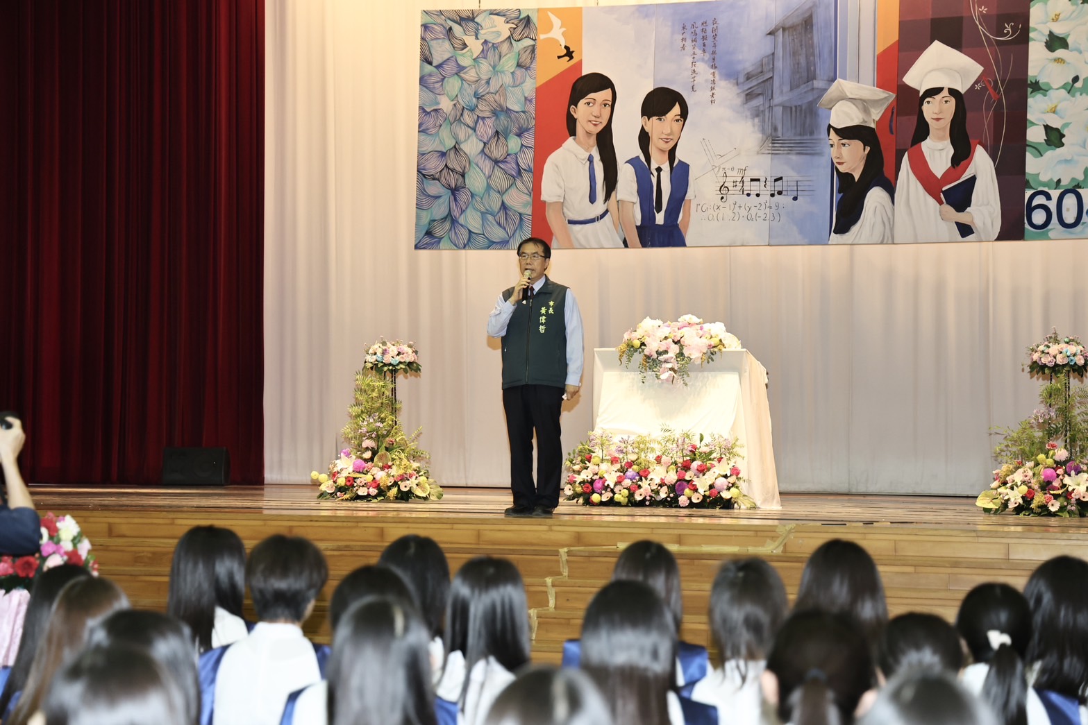 黃偉哲祝福畢業生勇敢逐夢 慈濟高中、聖功女中、黎明高中畢業典禮溫馨登場