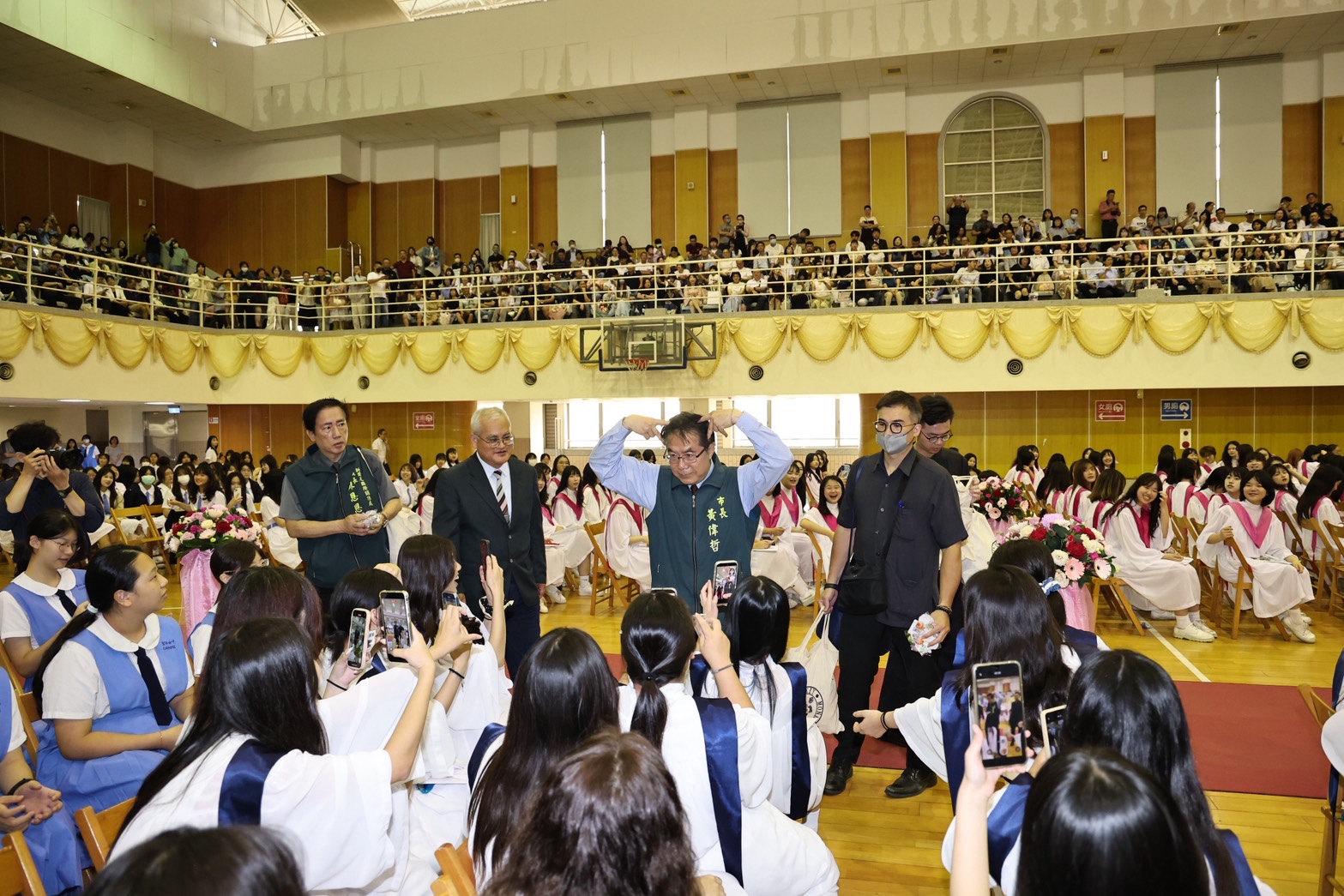 黃偉哲祝福畢業生勇敢逐夢 慈濟高中、聖功女中、黎明高中畢業典禮溫馨登場