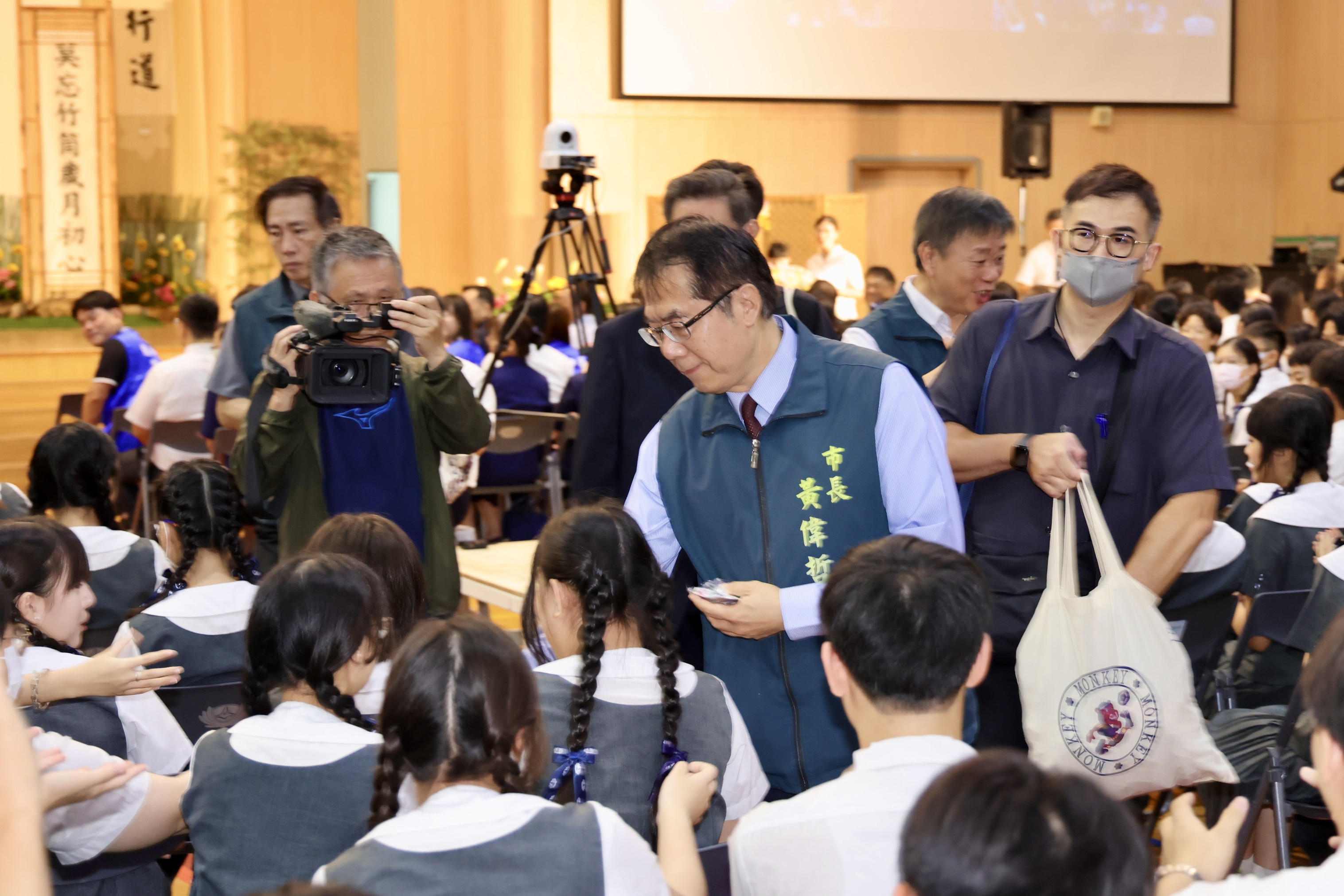 黃偉哲祝福畢業生勇敢逐夢 慈濟高中、聖功女中、黎明高中畢業典禮溫馨登場