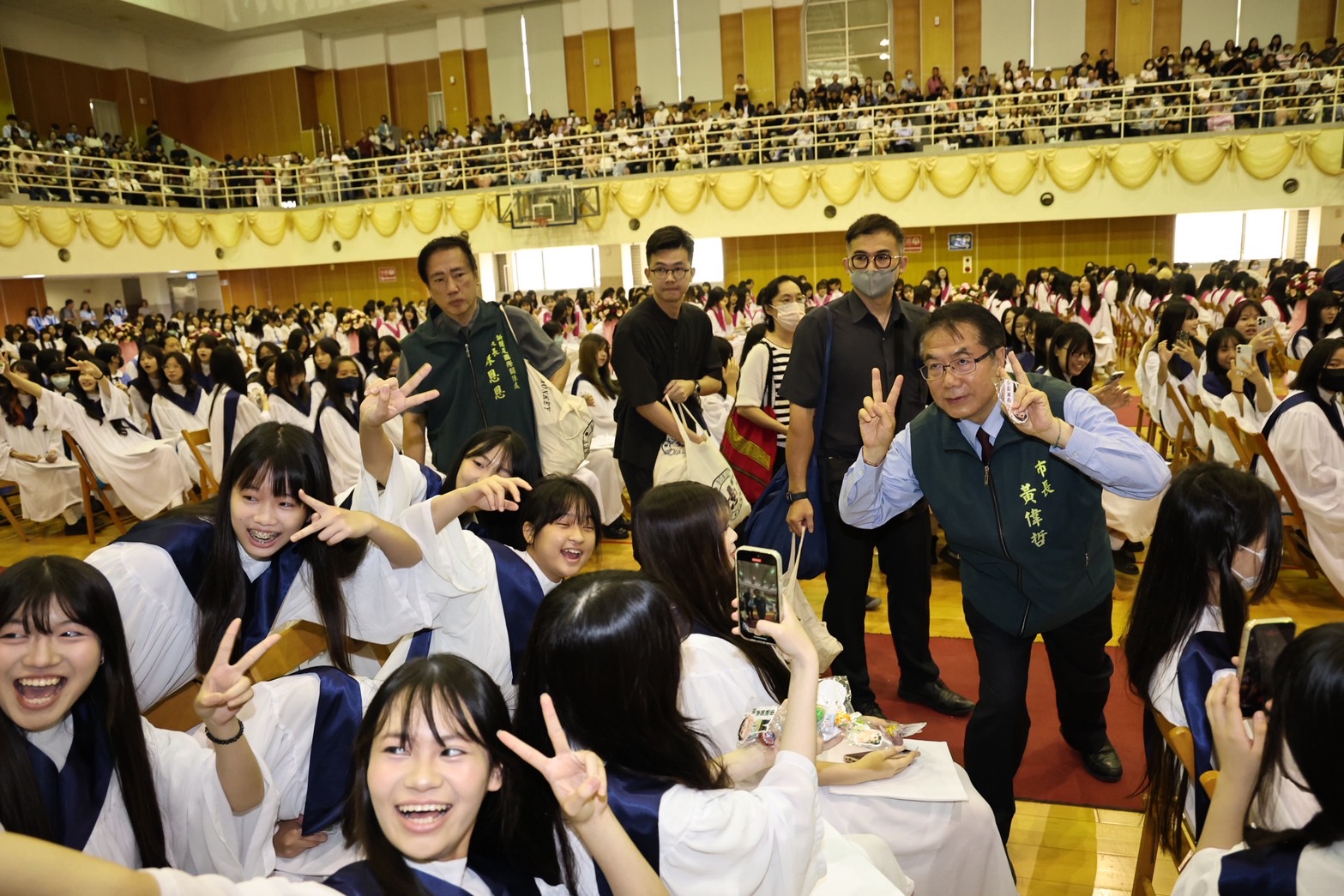 黃偉哲祝福畢業生勇敢逐夢 慈濟高中、聖功女中、黎明高中畢業典禮溫馨登場