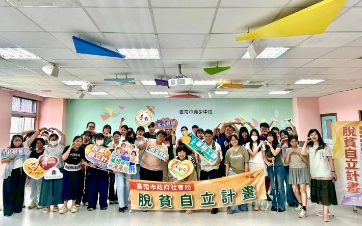 打破傳統救濟框架！黃偉哲8年翻轉臺南福利思維 打造「受助者變助人者」 新模式