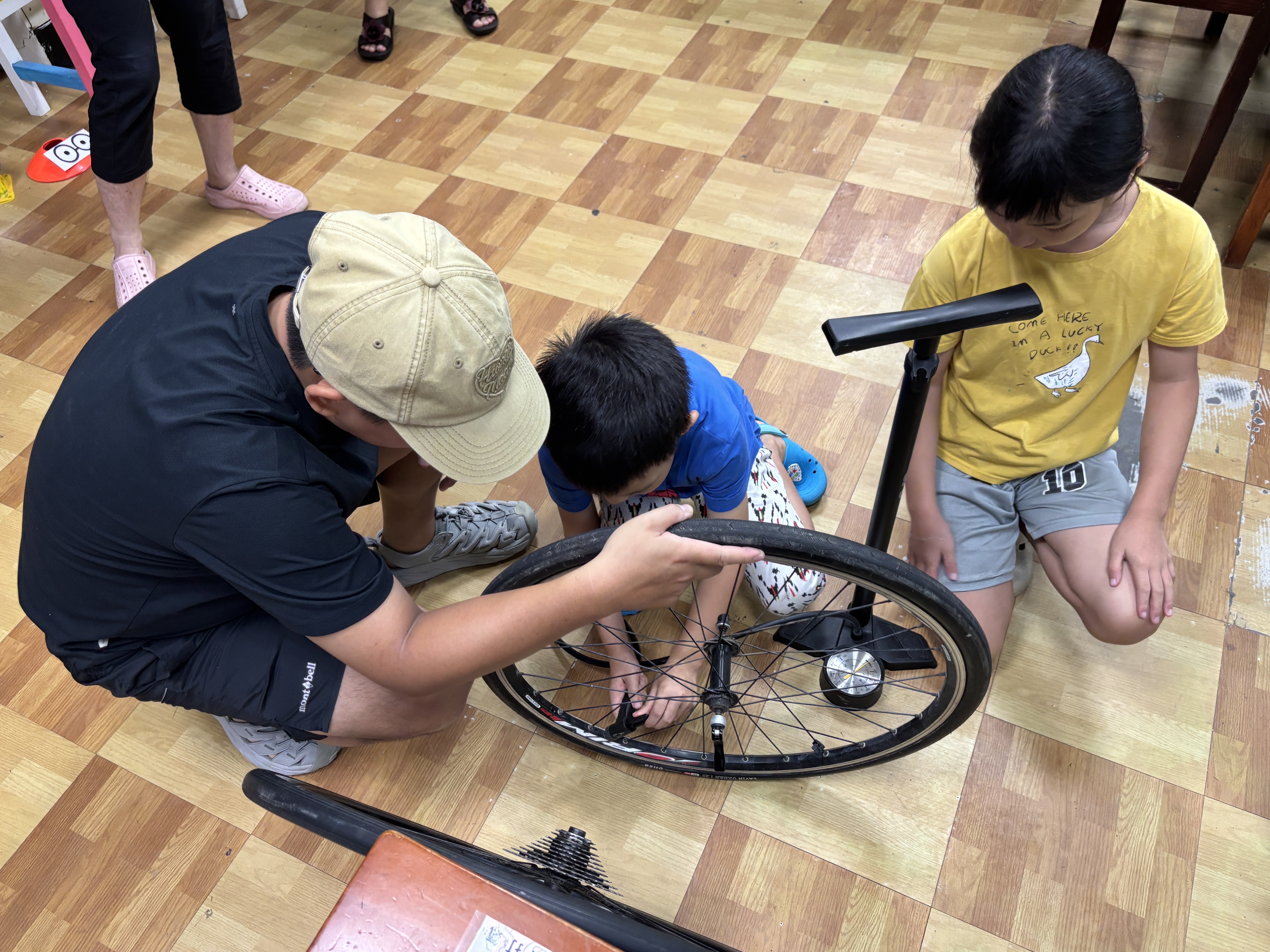 舊童車找到新主人！臺南青年「車車傳愛」親子闖關健檢作環保