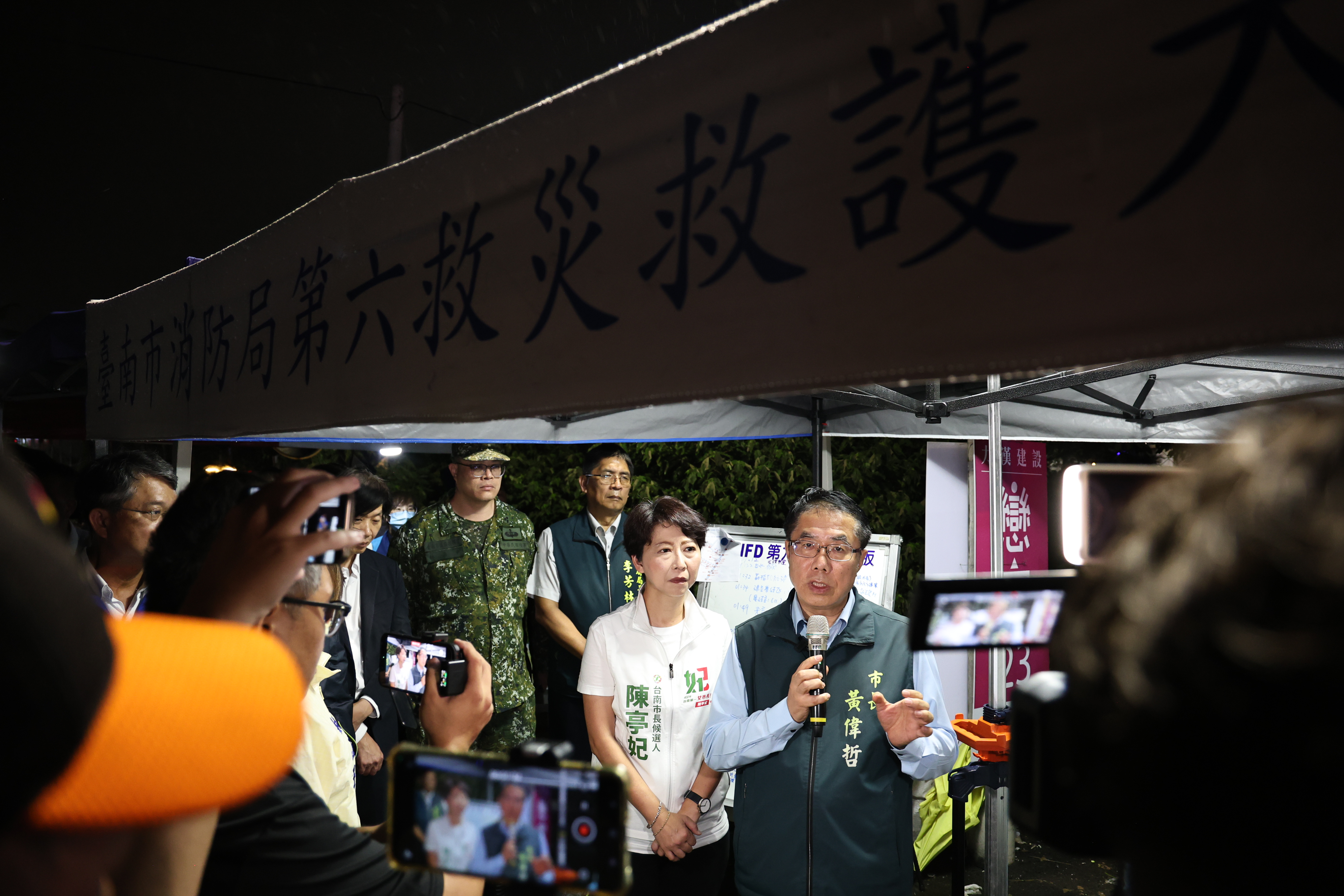 黃偉哲返台趕赴安南火災現場  慰問受災居民、全力協助家園復原