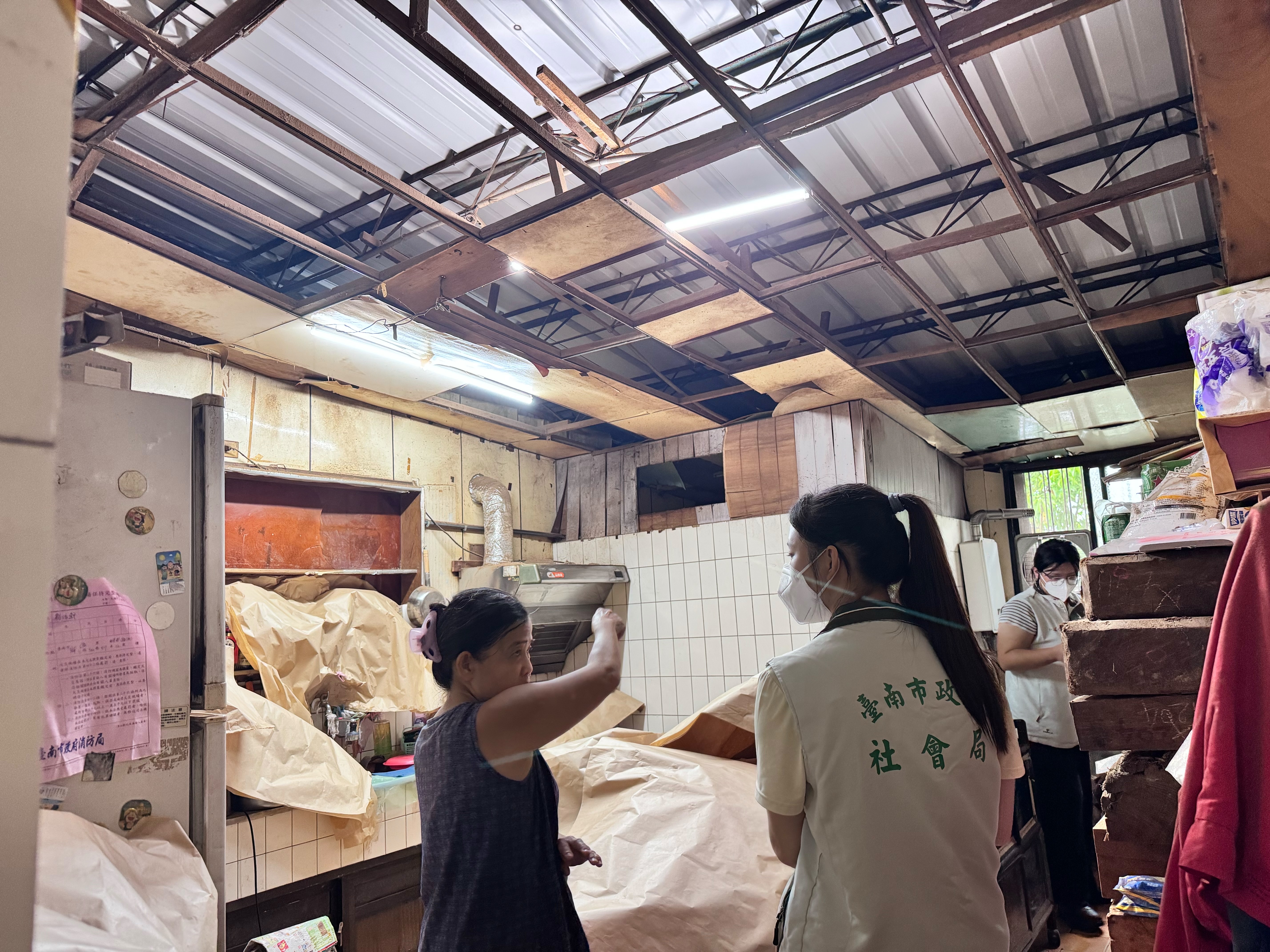 社工與民眾同在  臺南安南區火災爆炸案 社會局社工團隊23日至災區關懷受災戶