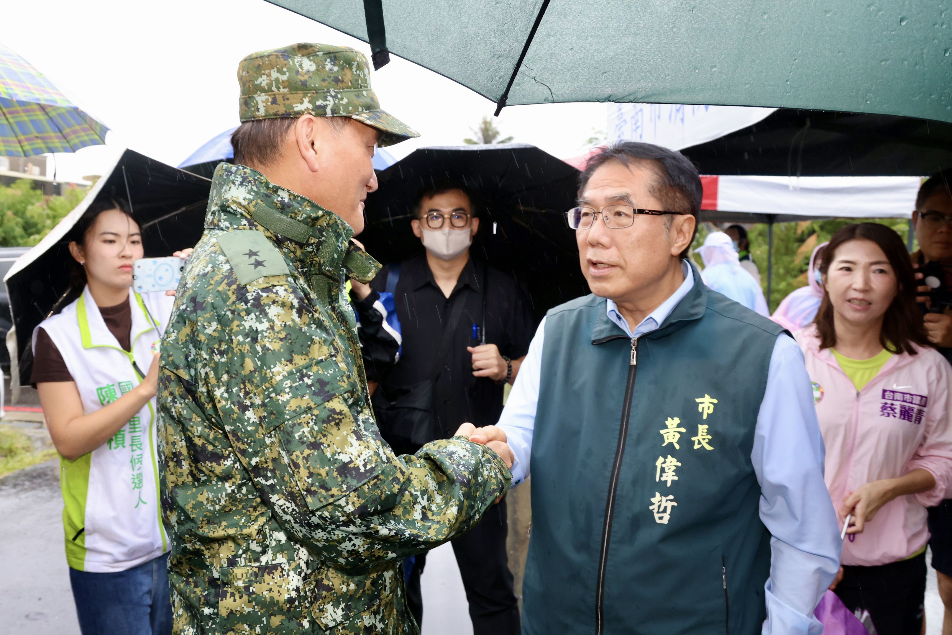 黃偉哲再赴安南火災災區　感謝國軍增援協助居民重整家園