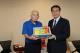 黃偉哲市長致贈芒果寶盒予袴塚孝雄議長.JPG