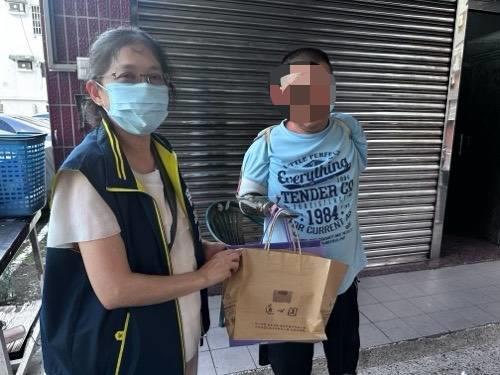 秋節前夕送暖   南市訪視慰問義務役身心障礙退伍人員