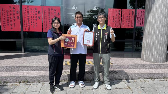 漁民海上英勇救援體力不支民眾 市府頒發感謝狀表彰義行