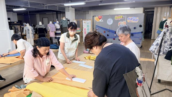 黃偉哲重視弱勢賦能 脫貧縫紉師以專業翻轉生活 身障共融學習開啟理財力