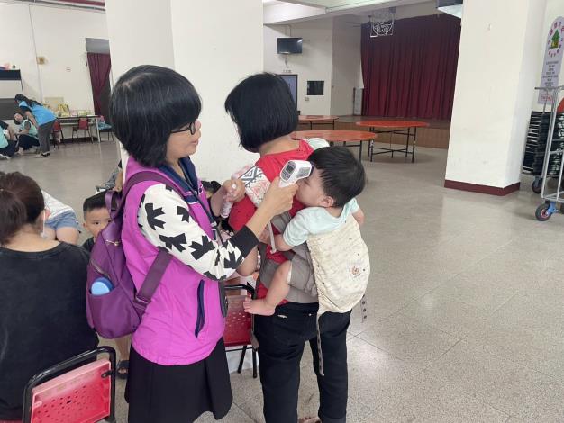 豪雨災後衛生局持續關懷五處收容中心安置民眾 進行健康監測及預防傳染病衛教