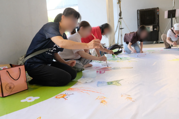 從畫室走進城市,「微光顯影」看見精神康復者生命中的光。