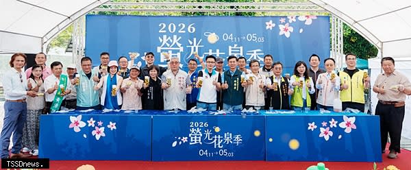 南市觀旅局長林國華、客委會主委陳新裕、楠西區長何榮長等聯合為螢光花泉季開幕。(記者李嘉祥攝)