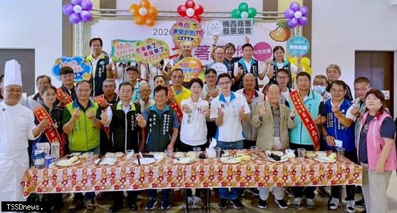 南市農業局副局長吳威達、立委陳亭妃、市議員周奕齊、楠西區長何榮長及商圈協會理事長林明賢等聯合為楠西芒果節活動揭幕。（記者李嘉祥攝）