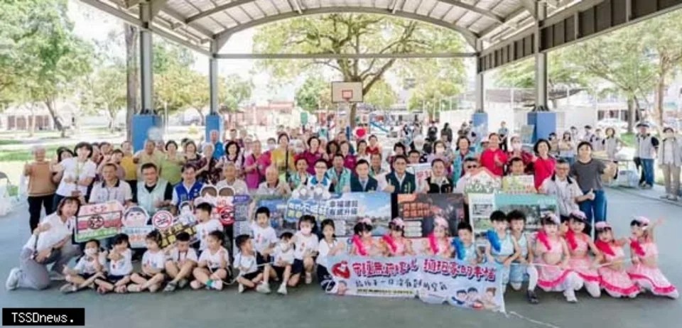 南市副市長姜淋煌、民政局長李芳林、楠西區長何榮長、市議員周奕齊等出席楠西區公二休閒公園修繕工程落成暨才藝嘉年華活動。（記者李嘉祥攝）