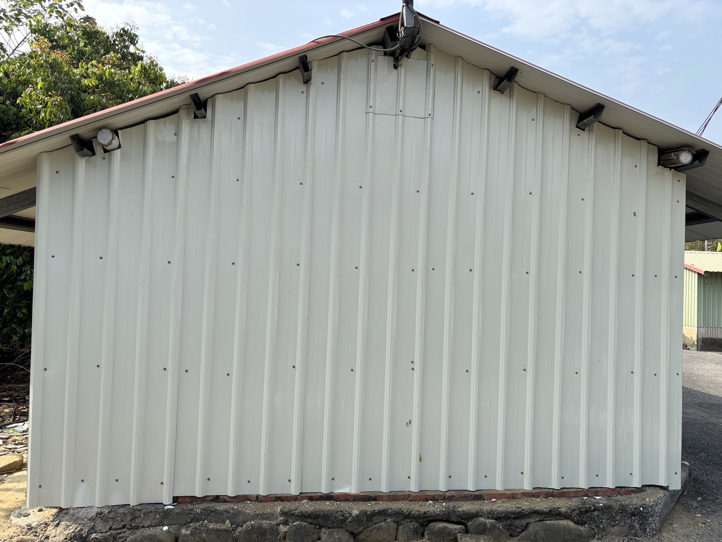 修繕完工-鐵皮牆近照