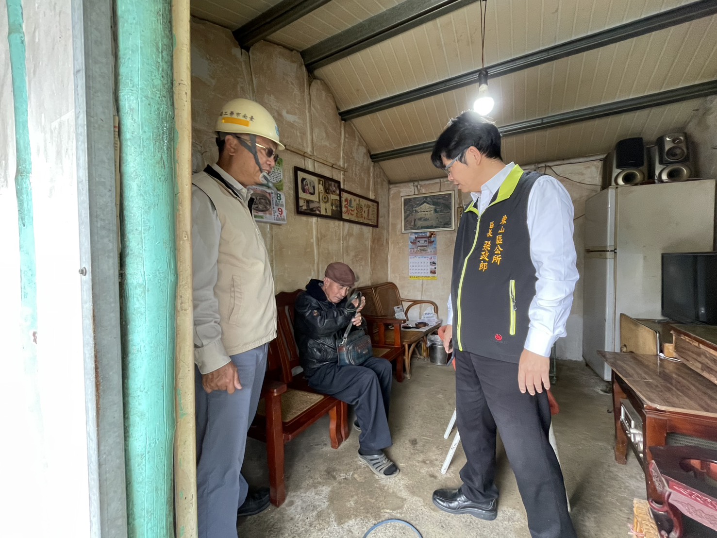 與施工人員討論